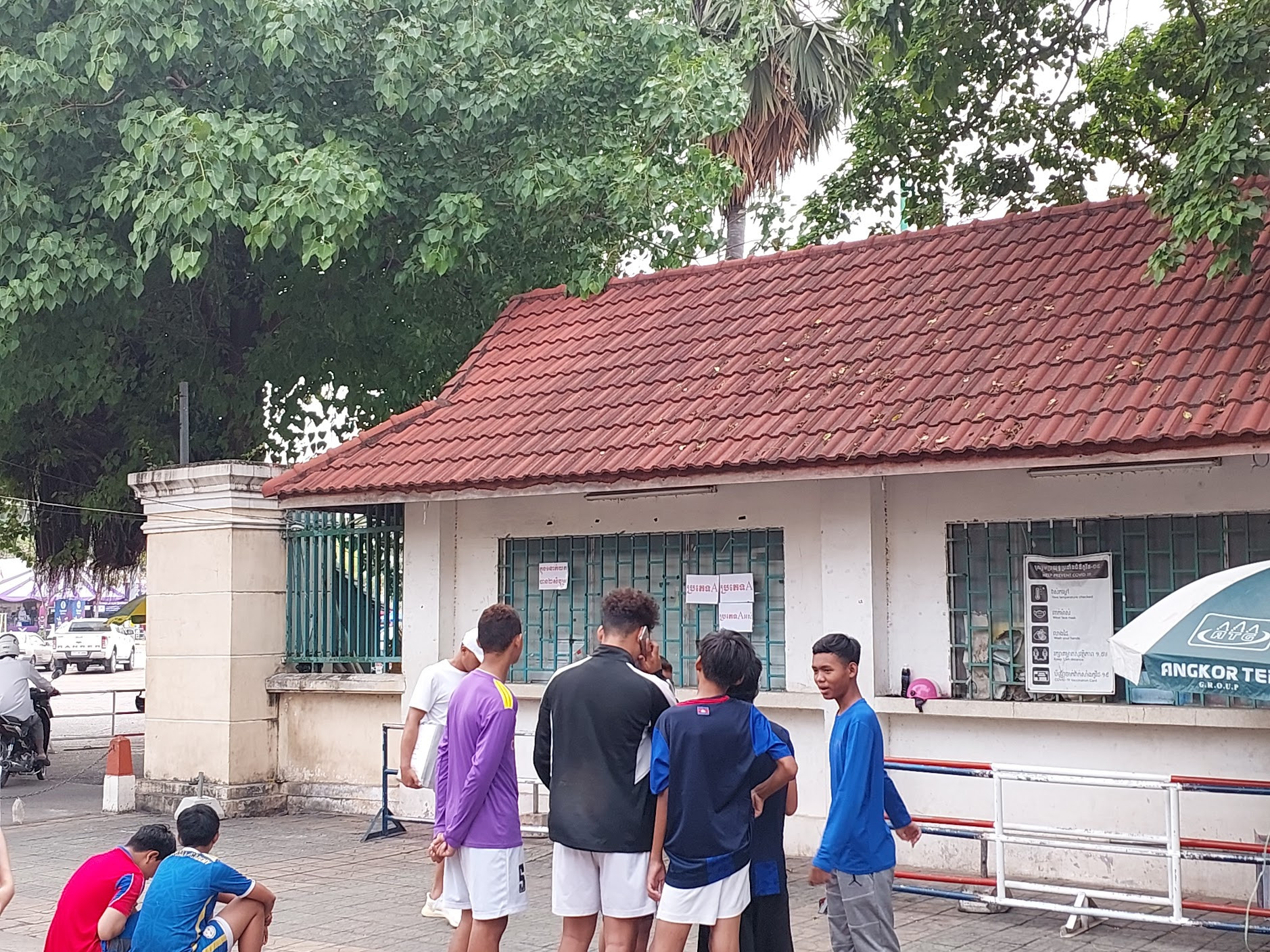 Người hâm mộ Campuchia tụ tập tại điểm phát vé ở sân Olympic và Khu liên hợp thể thao Quốc gia Morodok Techo vào trưa ngày 30/4. Người hâm mộ Campuchia tụ tập tại điểm phát vé ở sân Olympic và Khu liên hợp thể thao Quốc gia Morodok Techo vào trưa ngày 30/4.