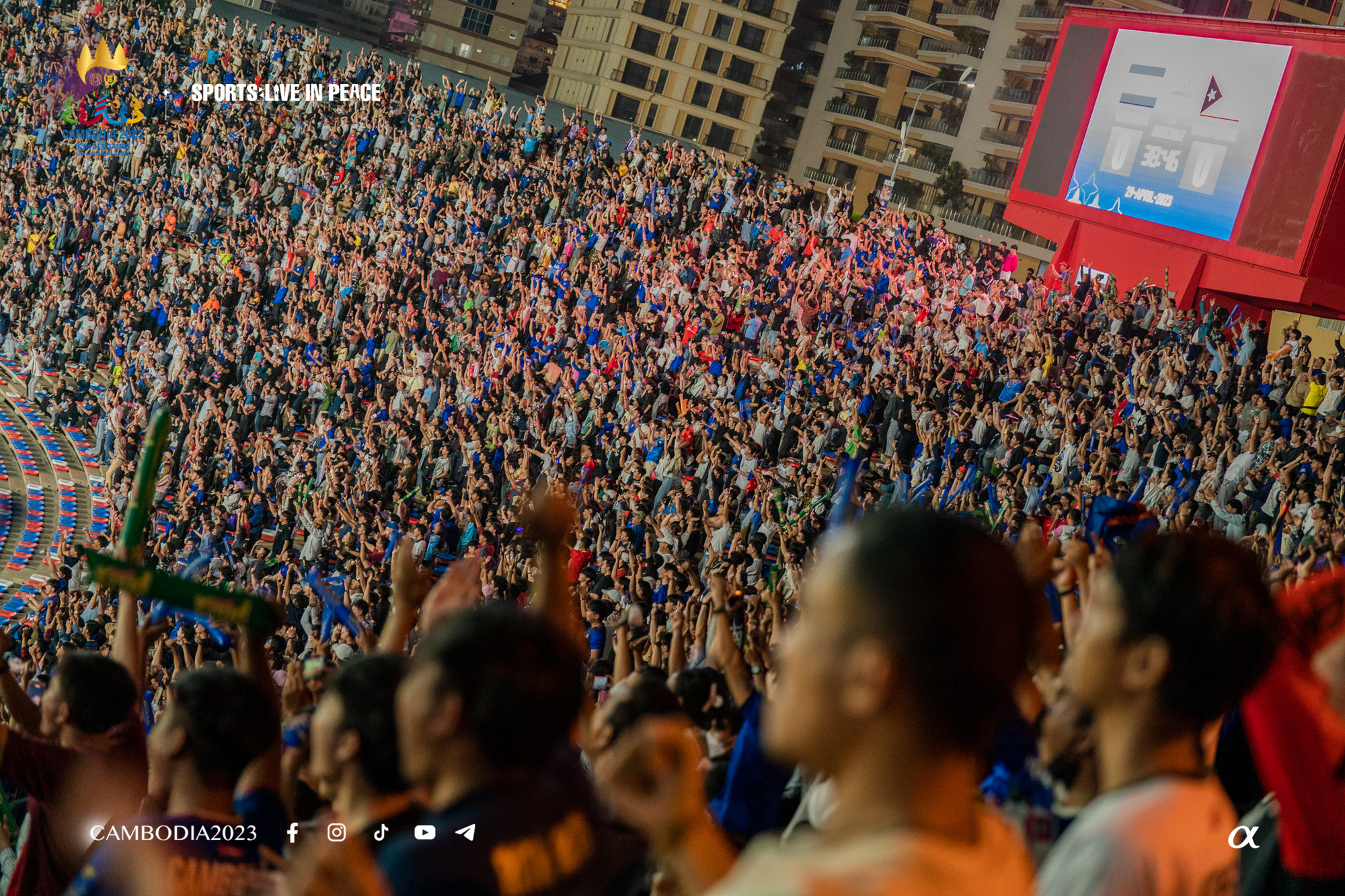 Hàng vạn người hâm mộ nêm kín sân Olympic trong trận ra quân của U22 Campuchia. (Ảnh: Cambodia2023, AMS) Hàng vạn người hâm mộ nêm kín sân Olympic trong trận ra quân của U22 Campuchia. (Ảnh: Cambodia2023, AMS)