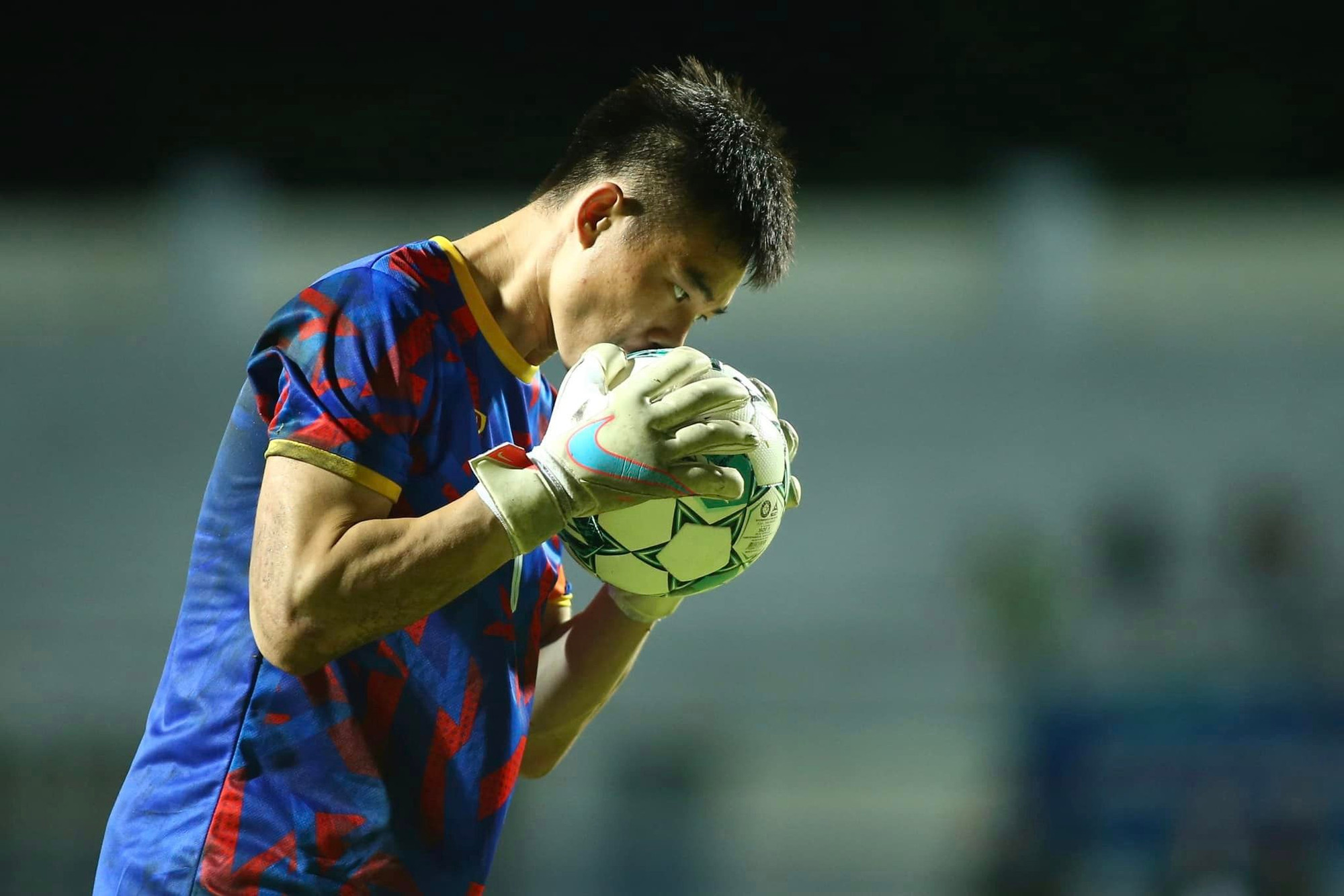 ...để trở thành người hùng bất chấp những lời chỉ trích trước đó. (Ảnh: Hoàng Tùng) ...để trở thành người hùng bất chấp những lời chỉ trích trước đó. (Ảnh: Hoàng Tùng)