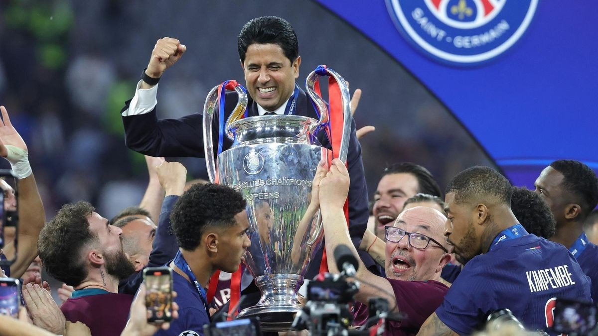 Khoảnh khắc hạnh phúc của Chủ tịch PSG bên chiếc Cúp mơ ước.