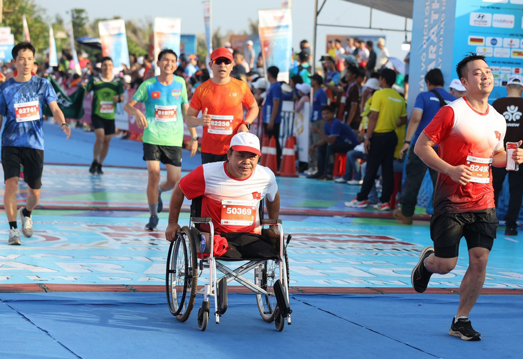 Anh Hà Phước Hòa cán đích trên xe lăn.