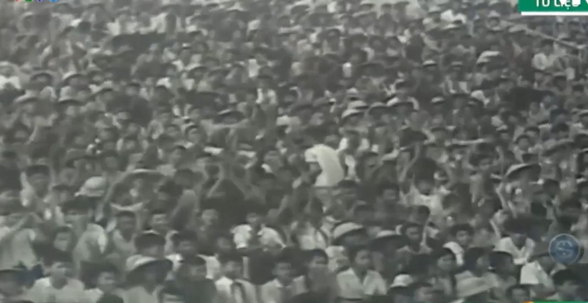 Những hình ảnh về trận cầu Bắc - Nam trước các khán giả ngồi chật kín sân Thống Nhất. Những hình ảnh về trận cầu Bắc - Nam trước các khán giả ngồi chật kín sân Thống Nhất.