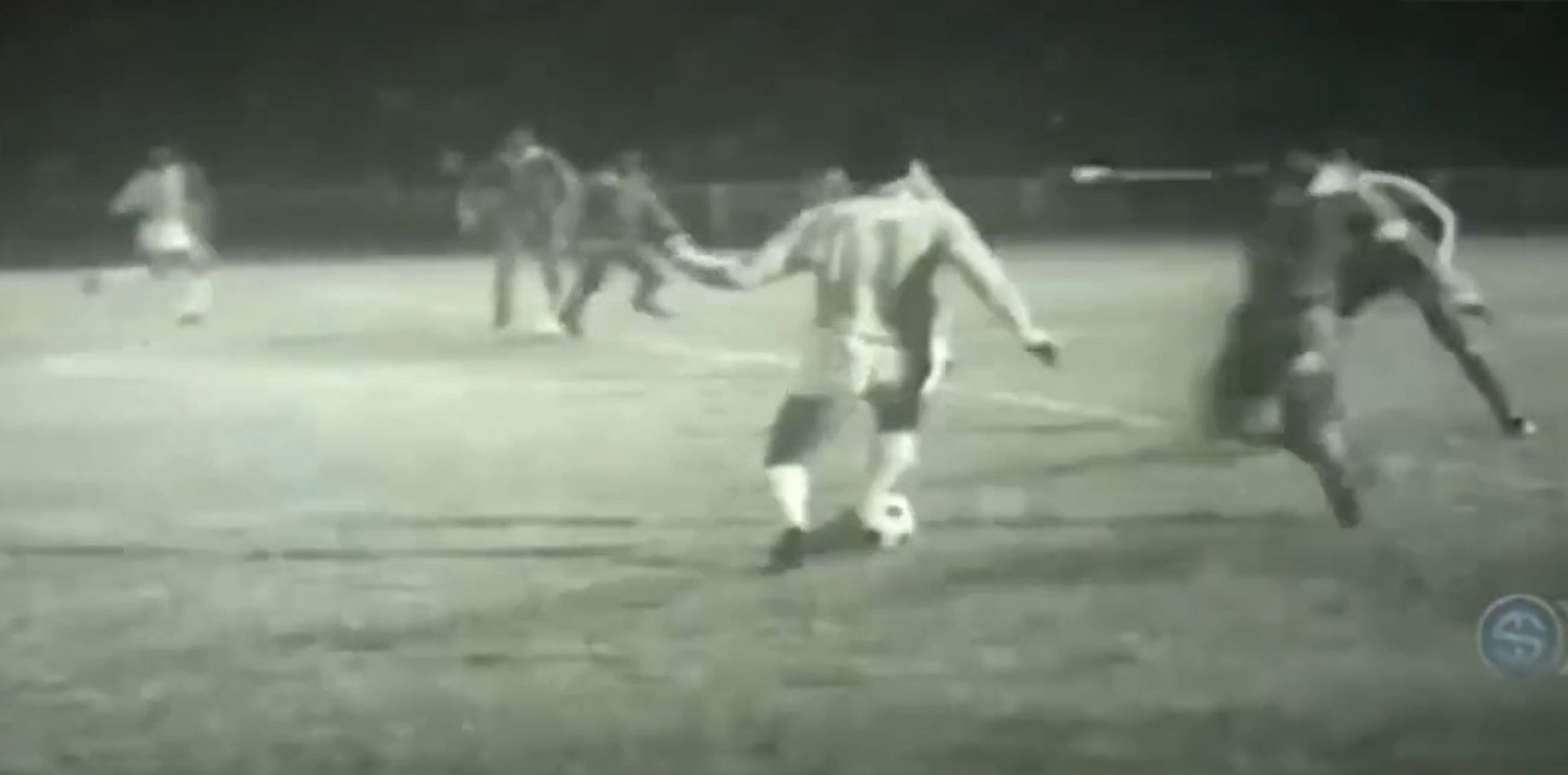 Những hình ảnh về trận cầu Bắc - Nam trước các khán giả ngồi chật kín sân Thống Nhất. Những hình ảnh về trận cầu Bắc - Nam trước các khán giả ngồi chật kín sân Thống Nhất.