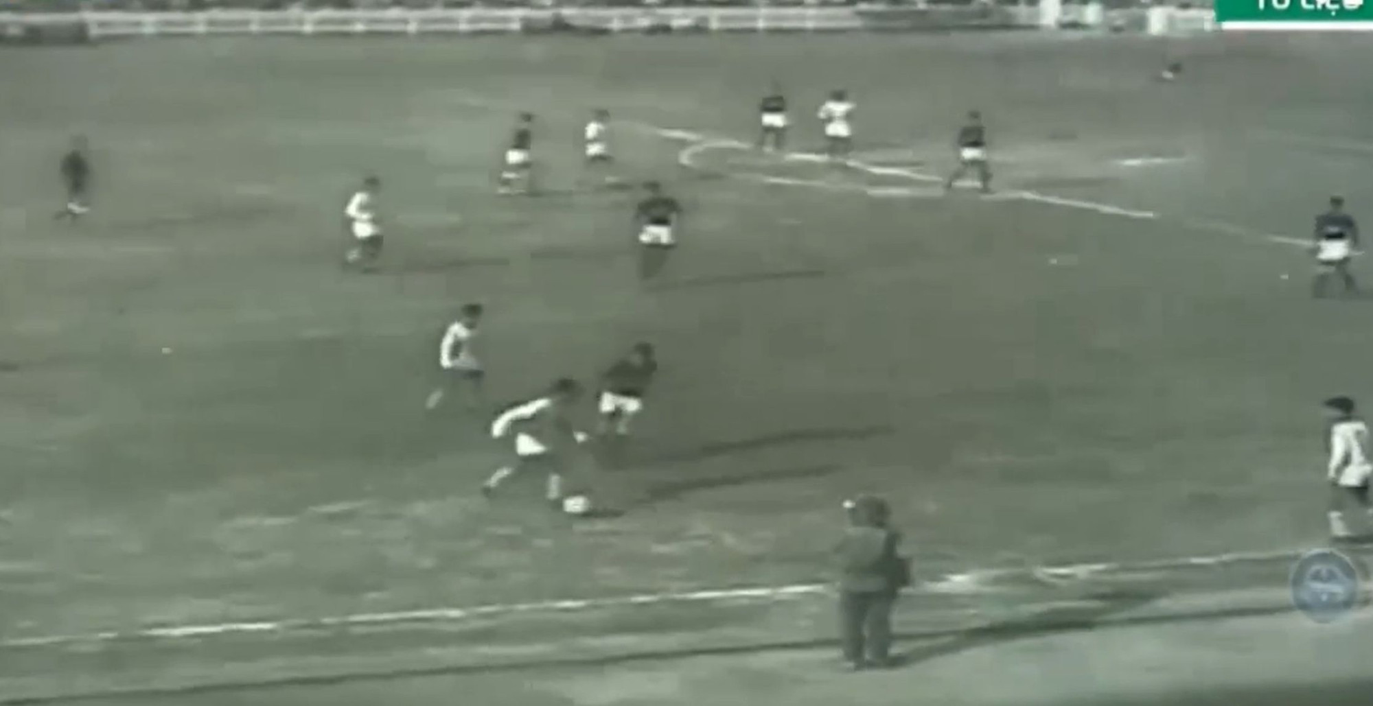 Những hình ảnh về trận cầu Bắc - Nam trước các khán giả ngồi chật kín sân Thống Nhất. Những hình ảnh về trận cầu Bắc - Nam trước các khán giả ngồi chật kín sân Thống Nhất.