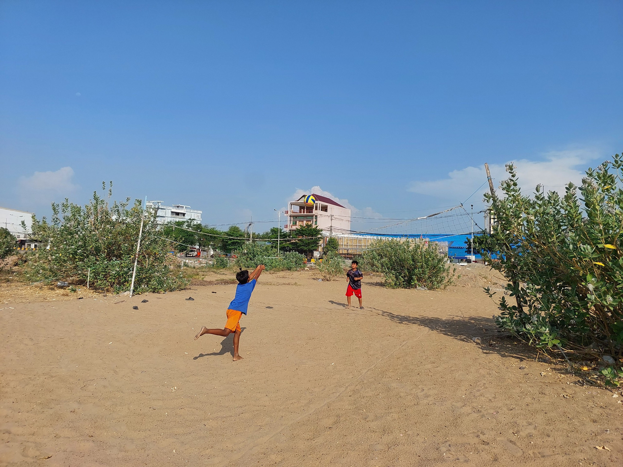 Hai cậu bé Campuchia chơi bóng chuyền dưới trời nắng nóng lên đến 34 độ C.