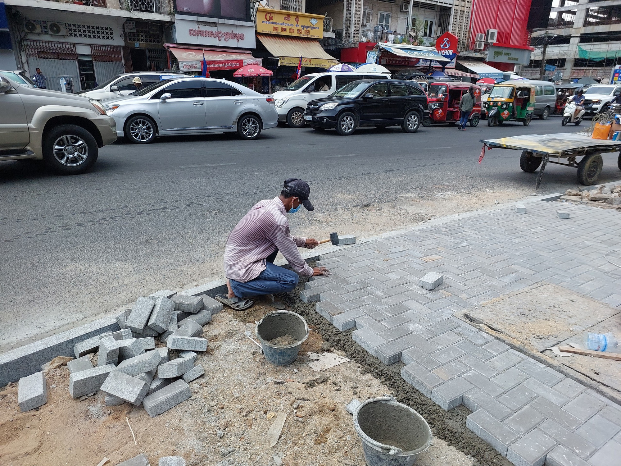 Cây xanh được cắt tỉa và lát lại vỉa hè ở Phnom Penh nhằm hướng đến SEA Games 32.