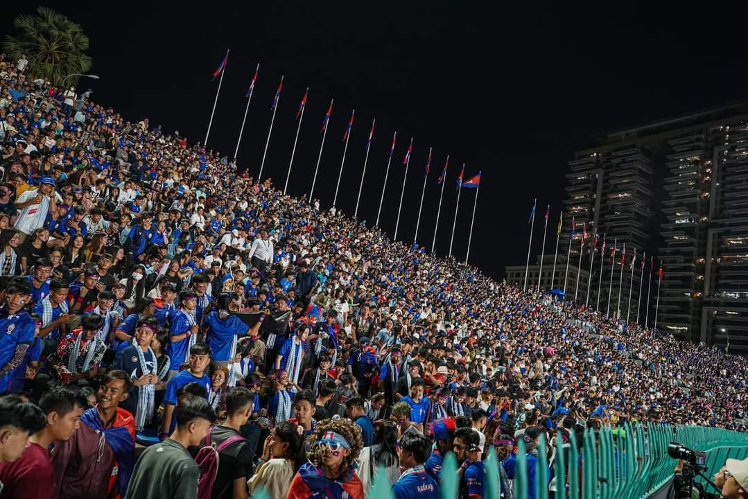 Hàng vạn người hâm mộ nêm kín sân Olympic trong trận ra quân của U22 Campuchia. (Ảnh: Cambodia2023, AMS) Hàng vạn người hâm mộ nêm kín sân Olympic trong trận ra quân của U22 Campuchia. (Ảnh: Cambodia2023, AMS)