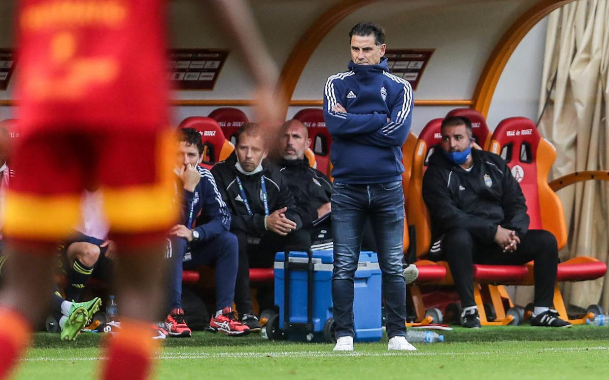 Tholot luôn đứng trên đường pitch để truyền sự tự tin cho các học trò. (Ảnh: desPyrenees) Tholot luôn đứng trên đường pitch để truyền sự tự tin cho các học trò. (Ảnh: desPyrenees)