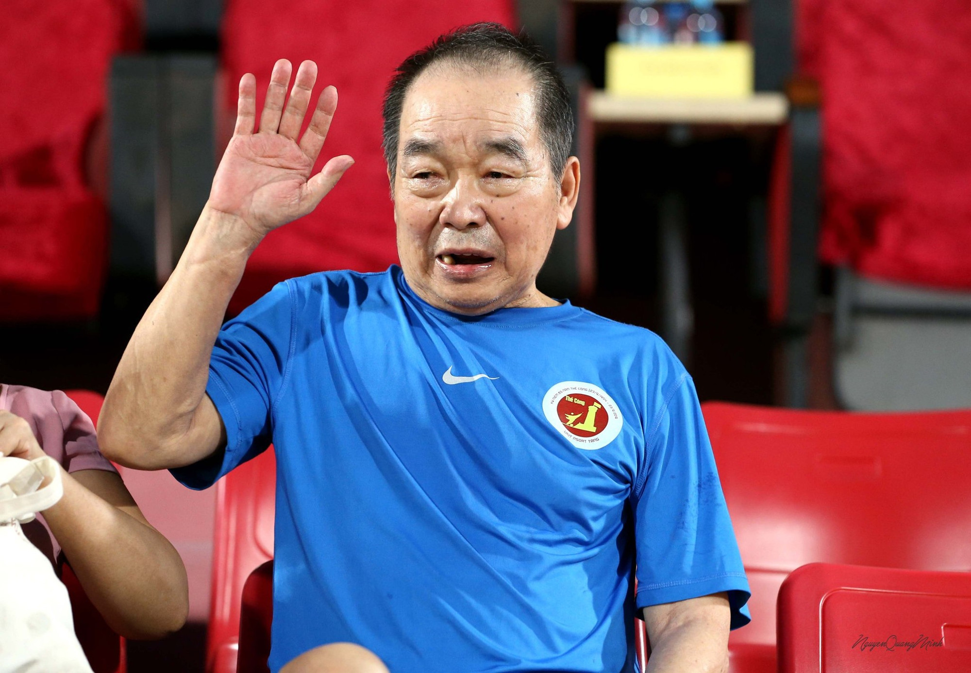 HLV Vương Tiến Dũng ở lần xuất hiện trên sân Hàng Đẫy năm 2020. (Ảnh: Thể Công) HLV Vương Tiến Dũng ở lần xuất hiện trên sân Hàng Đẫy năm 2020. (Ảnh: Thể Công)