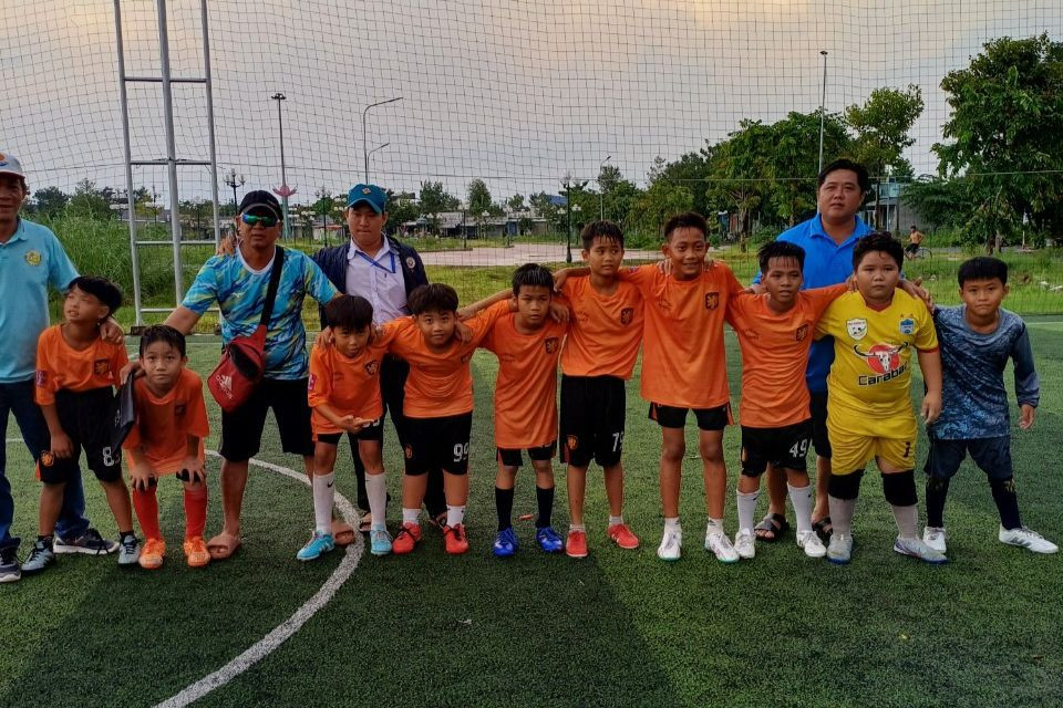 Anh Phan Văn Sanh (đeo kính) cùng các học trò thuộc CLB Bóng đá Phan Văn Sanh.