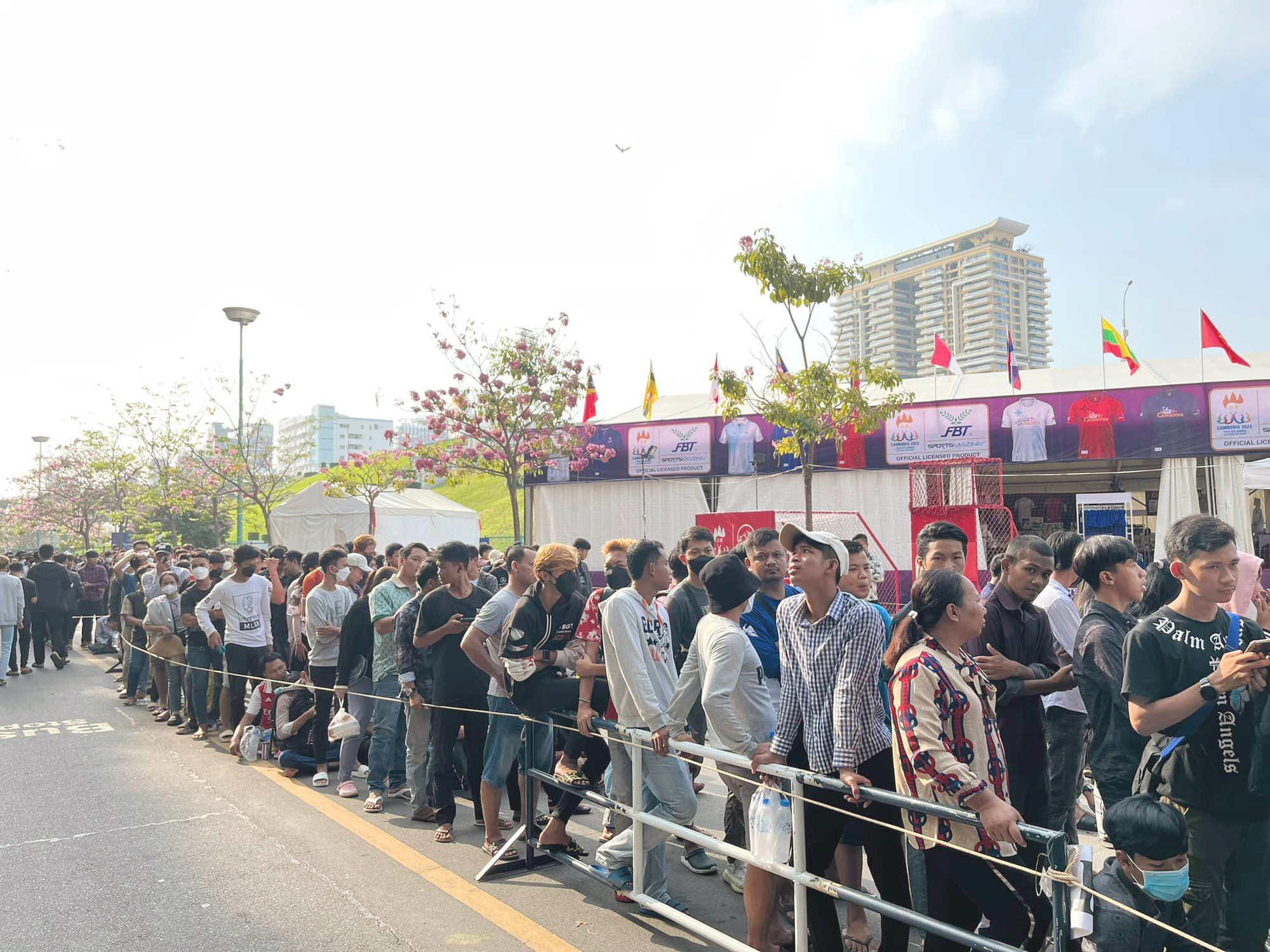 Và đoàn người dài bất tận đã được tạo ra ở lối vào sân Olympic sáng 1/5. Và đoàn người dài bất tận đã được tạo ra ở lối vào sân Olympic sáng 1/5.