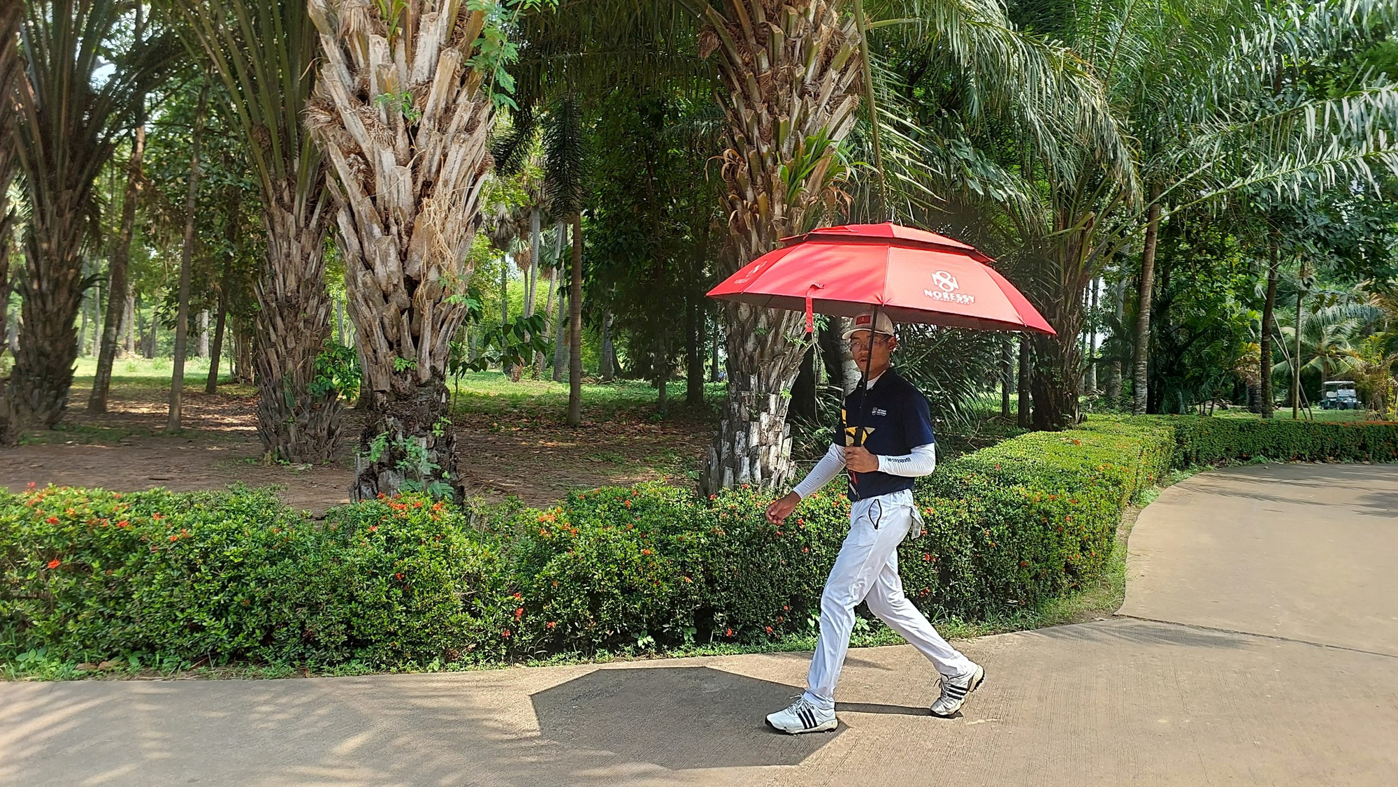 Khánh Hưng di chuyển sang hố 18, nơi khoảnh khắc lịch sử được tạo ra. Khánh Hưng di chuyển sang hố 18, nơi khoảnh khắc lịch sử được tạo ra.