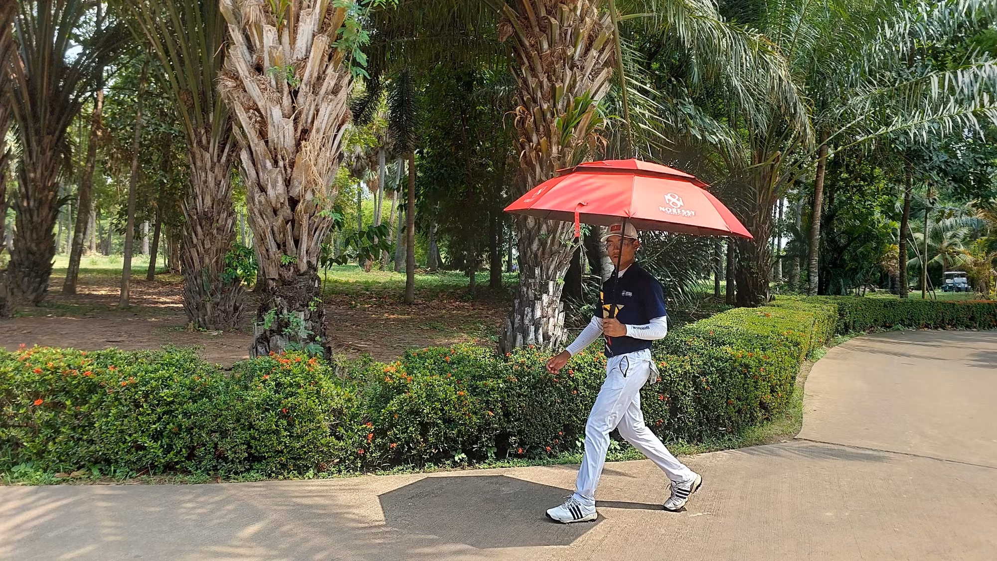 Khánh Hưng di chuyển sang hố 18, nơi khoảnh khắc lịch sử được tạo ra.