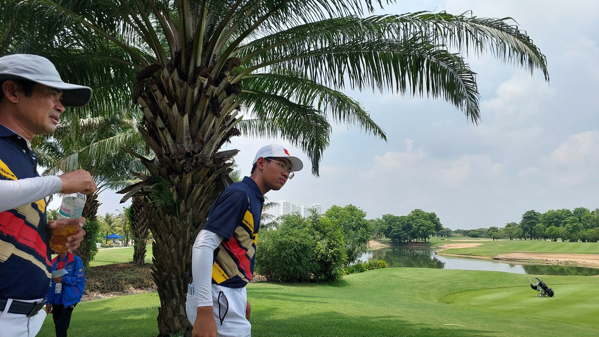 Khánh Hưng theo dõi cú đánh của đối thủ khi ở hố số 9. Khánh Hưng theo dõi cú đánh của đối thủ khi ở hố số 9.