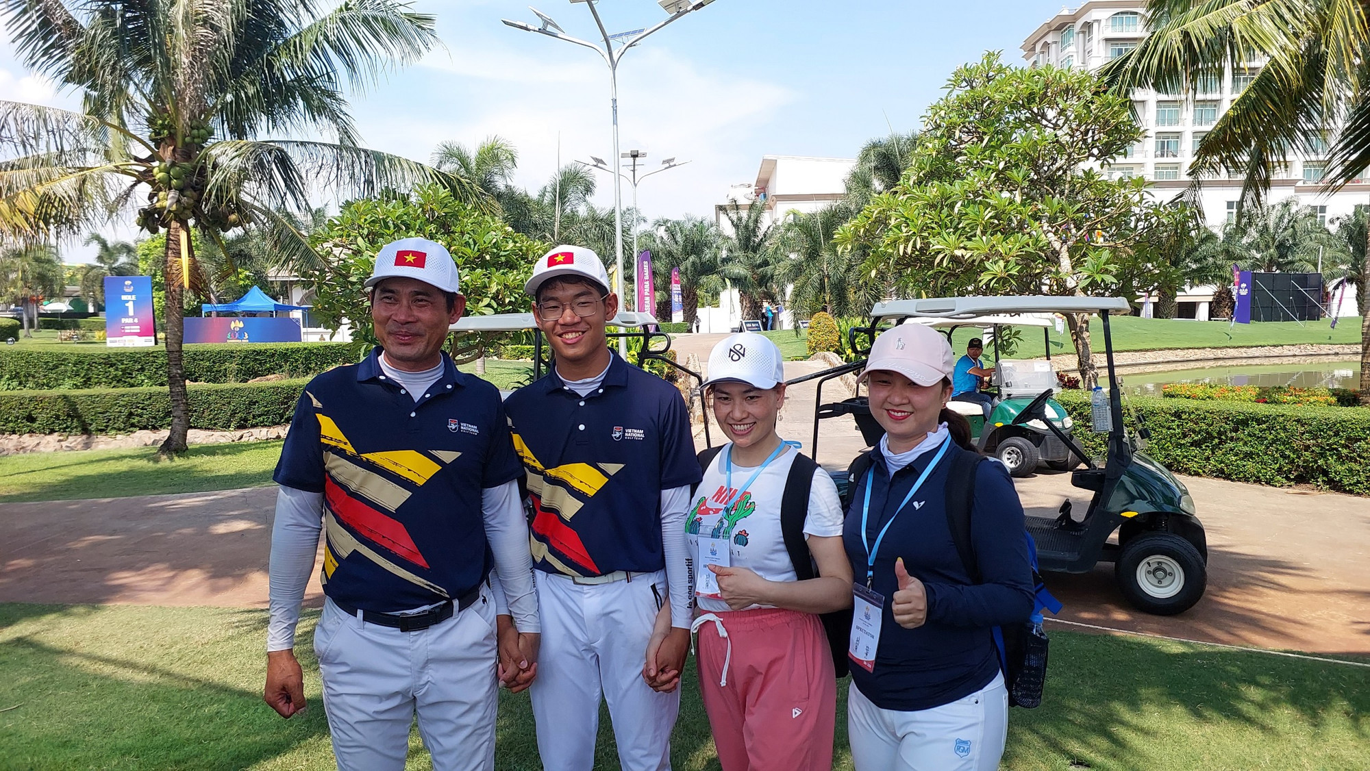 Khánh Hưng hạnh phúc bên gia đình. Khánh Hưng hạnh phúc bên gia đình.