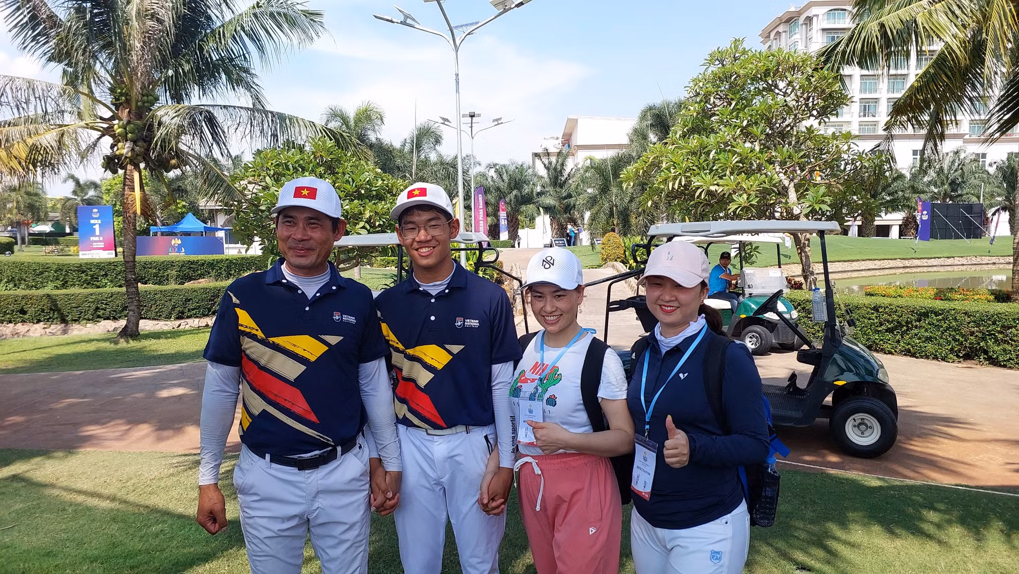 Khánh Hưng hạnh phúc bên gia đình.