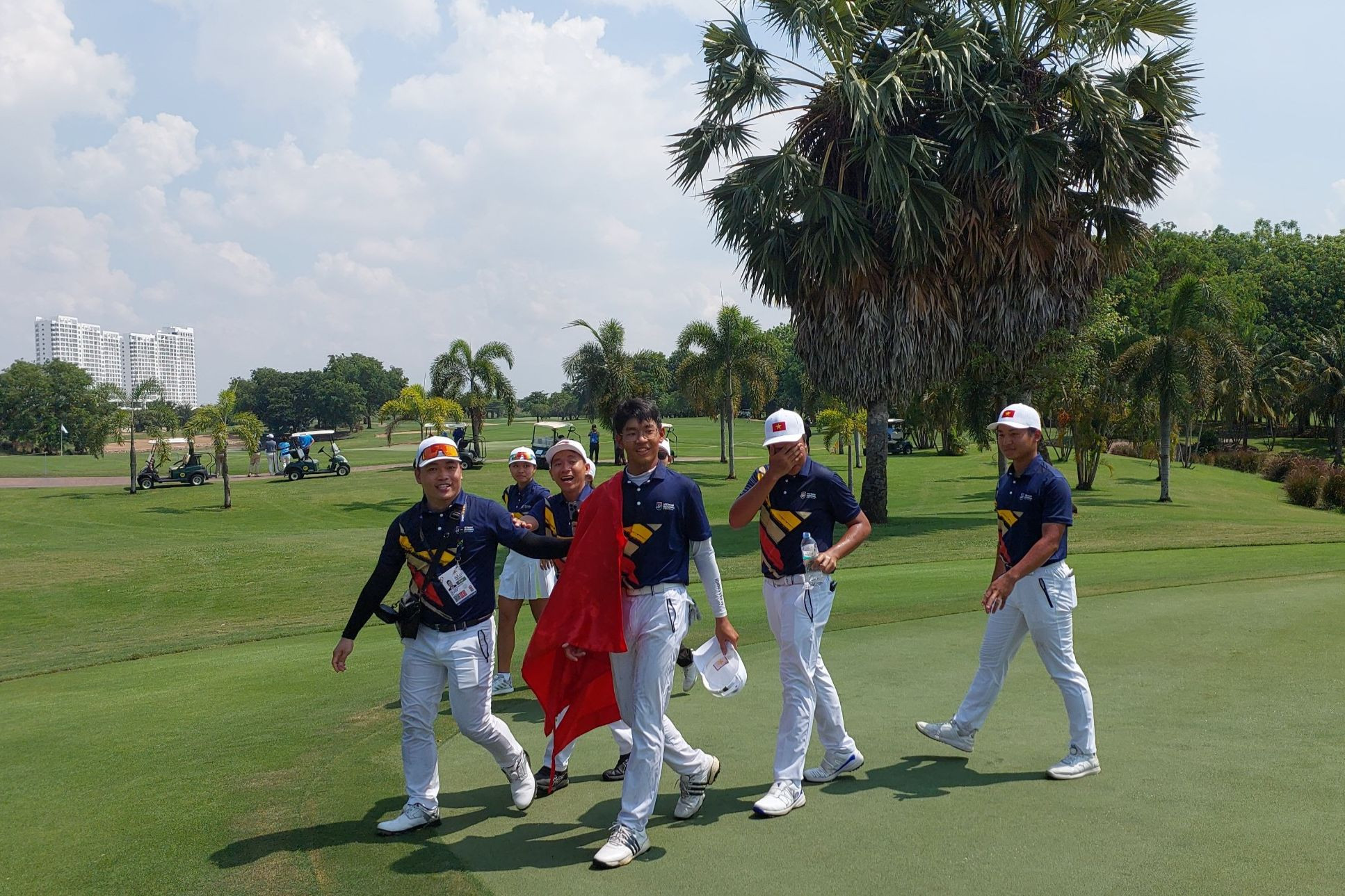 Ban huấn luyện ĐT Golf chung vui cùng Khánh Hưng sau khi giành HCV SEA Games 32. Ban huấn luyện ĐT Golf chung vui cùng Khánh Hưng sau khi giành HCV SEA Games 32.