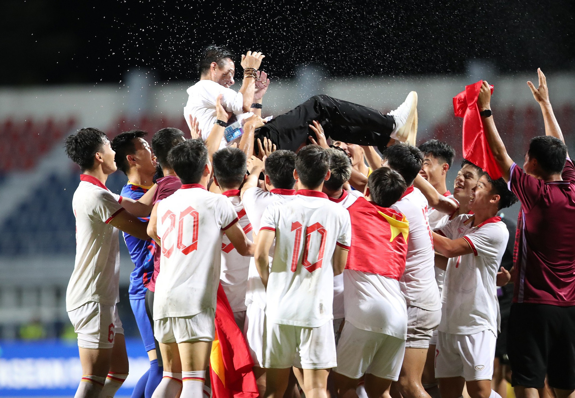 Niềm hạnh phúc tột cùng của HLV Hoàng Anh Tuấn cùng các cầu thủ U23 Việt Nam. (Ảnh: Lâm Thỏa) Niềm hạnh phúc tột cùng của HLV Hoàng Anh Tuấn cùng các cầu thủ U23 Việt Nam. (Ảnh: Lâm Thỏa)