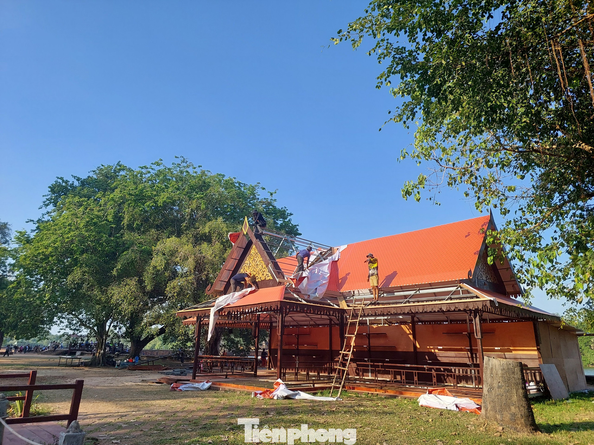 Khu vực y tế và nơi dự kiến trao huy chương chưa dựng xong. Những người thợ đang lợp mái giả bằng bạt nylon. Dự kiến họ sẽ phải làm xuyên đêm chi kịp thời gian tổ chức vào 6h00 sáng 6/5. Khu vực y tế và nơi dự kiến trao huy chương chưa dựng xong. Những người thợ đang lợp mái giả bằng bạt nylon. Dự kiến họ sẽ phải làm xuyên đêm chi kịp thời gian tổ chức vào 6h00 sáng 6/5.