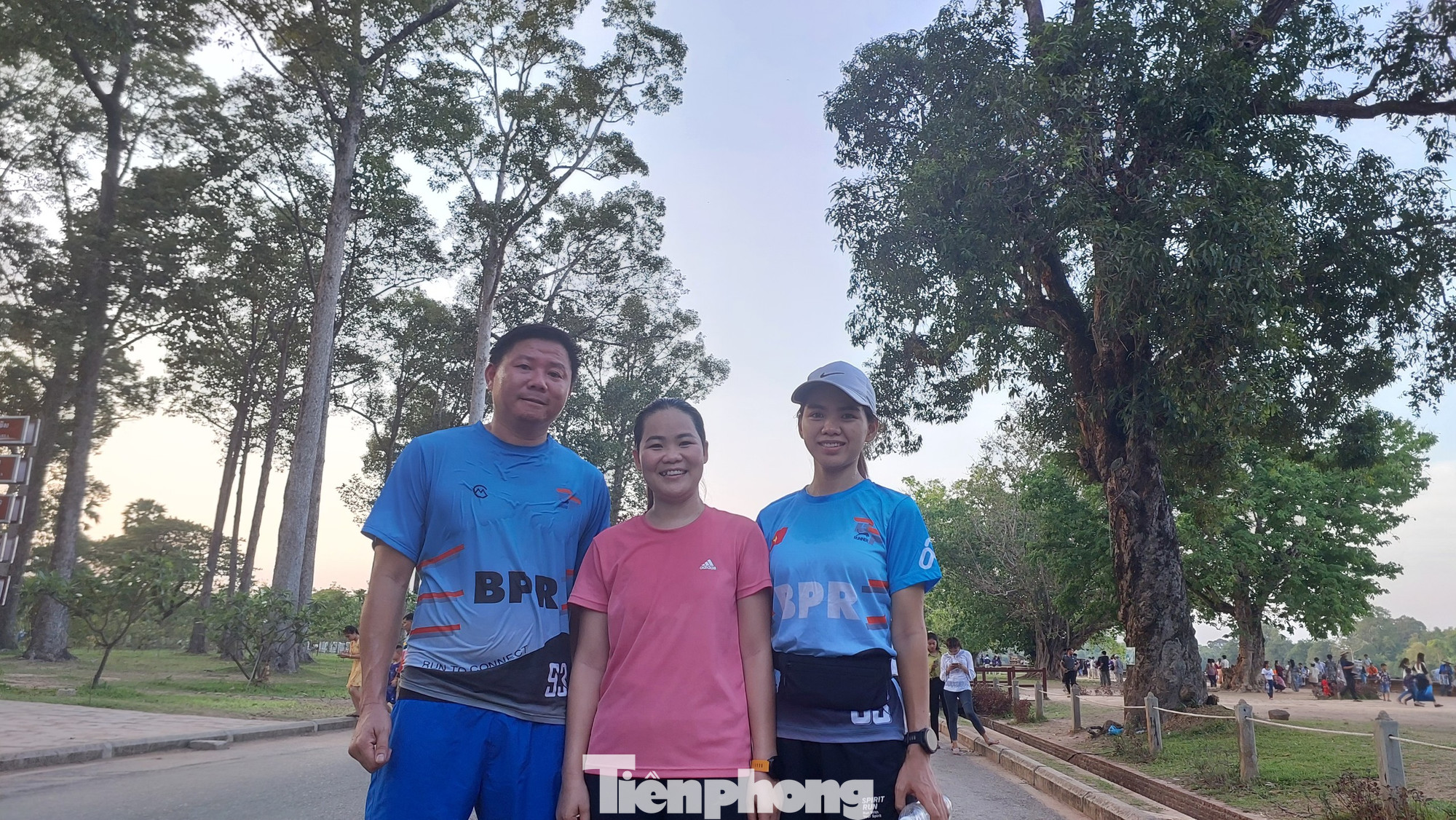 Chiều 5/5, Hoàng Thị Ngọc Hoa (bìa phải), nhà vô địch Tiền Phong Marathon năm 2020, 2022 cũng tới khu vực thi đấu. Cô nói sẽ trở lại vào sáng 6/5 để cổ vũ Hoàng Nguyên Thanh. Chiều 5/5, Hoàng Thị Ngọc Hoa (bìa phải), nhà vô địch Tiền Phong Marathon năm 2020, 2022 cũng tới khu vực thi đấu. Cô nói sẽ trở lại vào sáng 6/5 để cổ vũ Hoàng Nguyên Thanh.