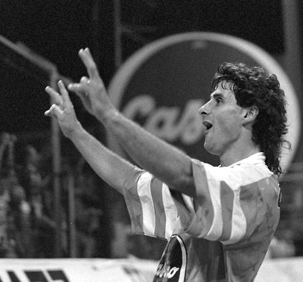 Khi còn là cầu thủ, Didier Tholot từng sát cánh cùng Zidane và ghi bàn vào lưới Milan. (Ảnh: LeProgres) Khi còn là cầu thủ, Didier Tholot từng sát cánh cùng Zidane và ghi bàn vào lưới Milan. (Ảnh: LeProgres)