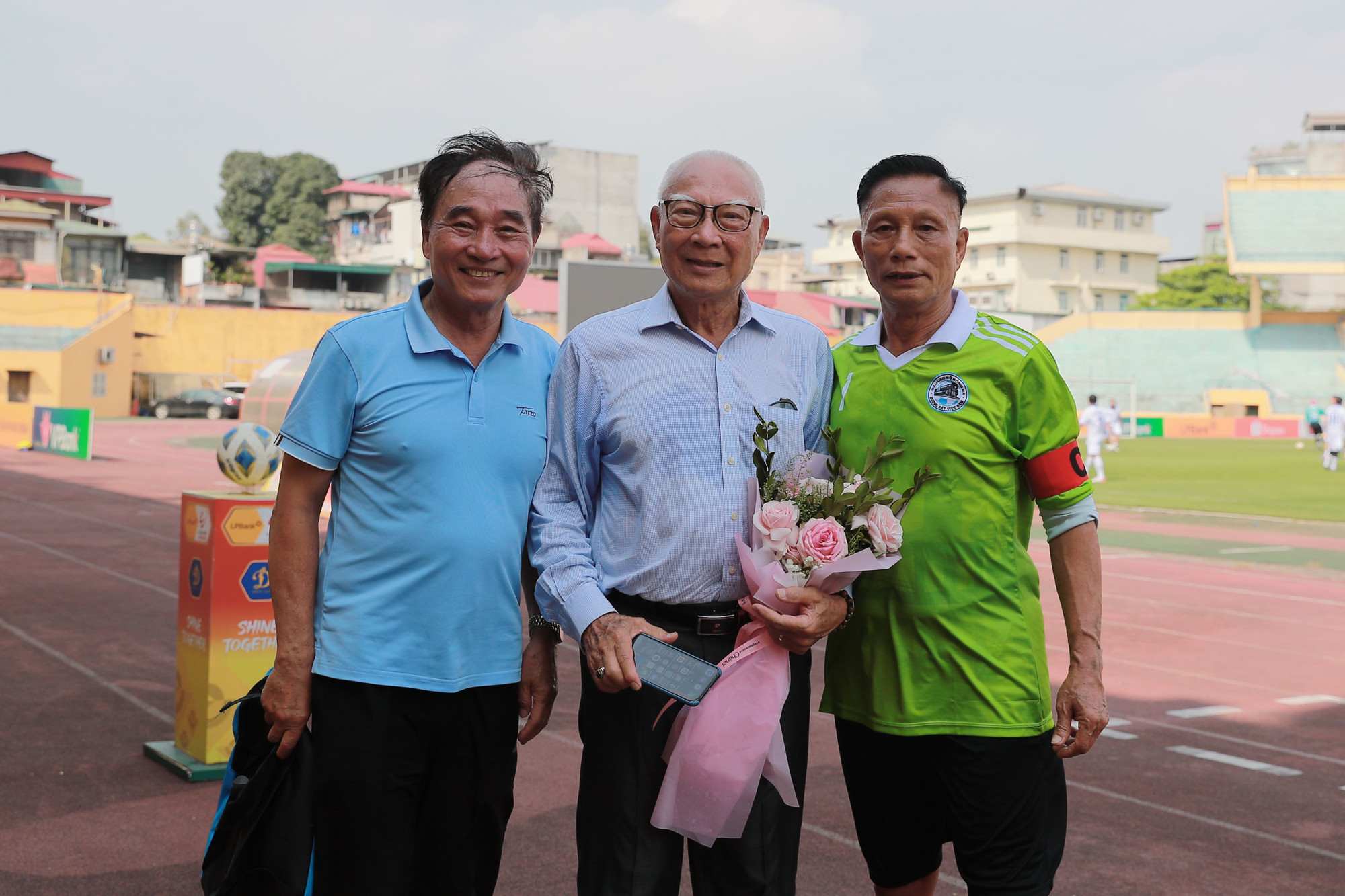 Ông Trần Duy Long chụp hình lưu niệm tại giải đấu giao hữu kỷ niệm 45 năm ngày tổ chức giải bóng đá vô địch toàn quốc lần đầu tiên (1980). Ông Trần Duy Long chụp hình lưu niệm tại giải đấu giao hữu kỷ niệm 45 năm ngày tổ chức giải bóng đá vô địch toàn quốc lần đầu tiên (1980).