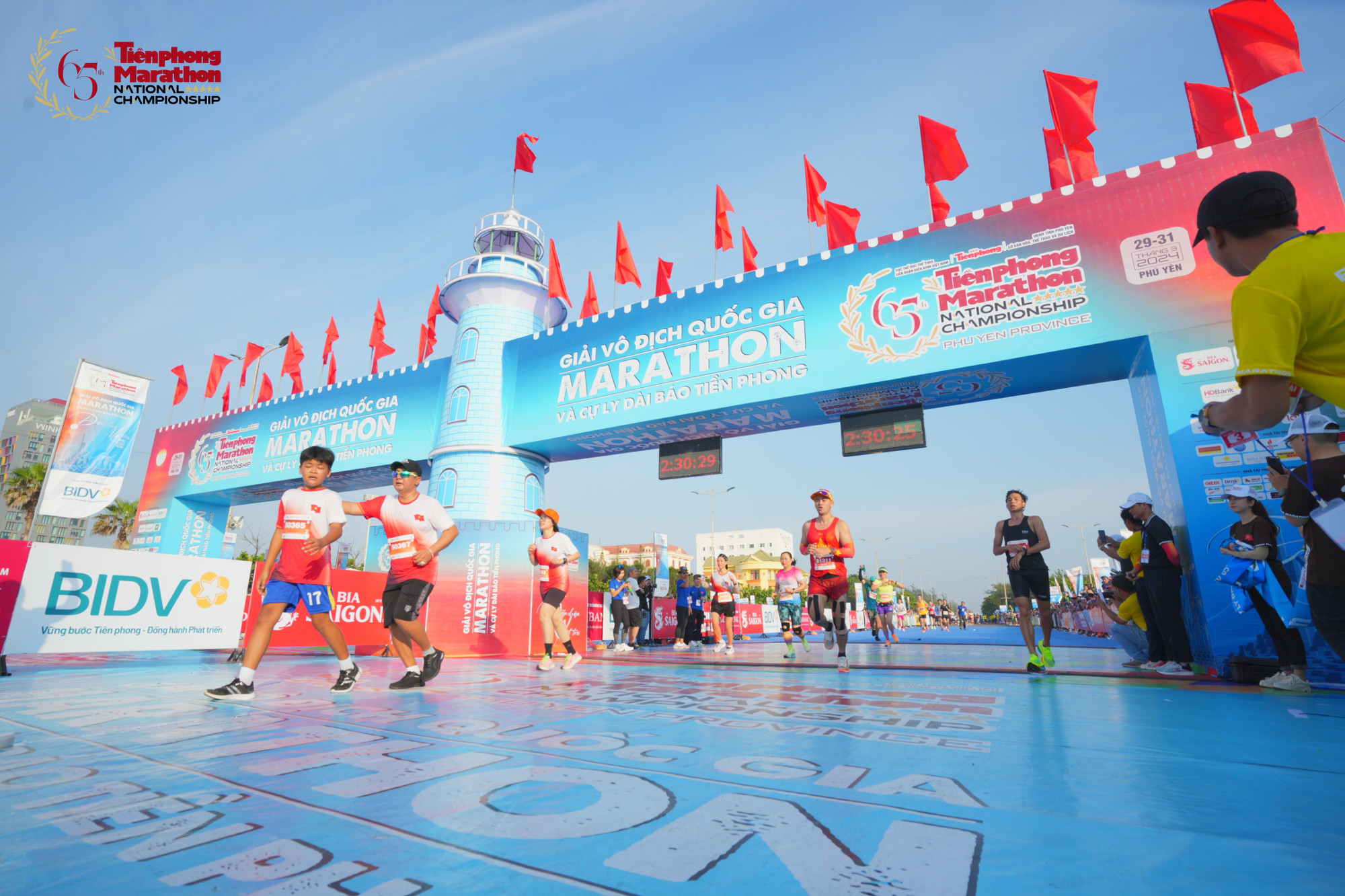 Thầy Phan Văn Sanh đi theo trò Nguyễn Hoàng Phúc, bắt đầu hành trình chinh phục thử thách 5km ở Tiền Phong Marathon 2024.