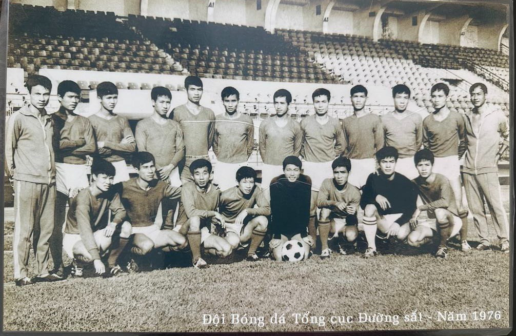 Đội bóng đá Tổng cục Đường sắt và những hình ảnh của trận cầu lịch sử tại sân Thống Nhất năm 1976. Đội bóng đá Tổng cục Đường sắt và những hình ảnh của trận cầu lịch sử tại sân Thống Nhất năm 1976.