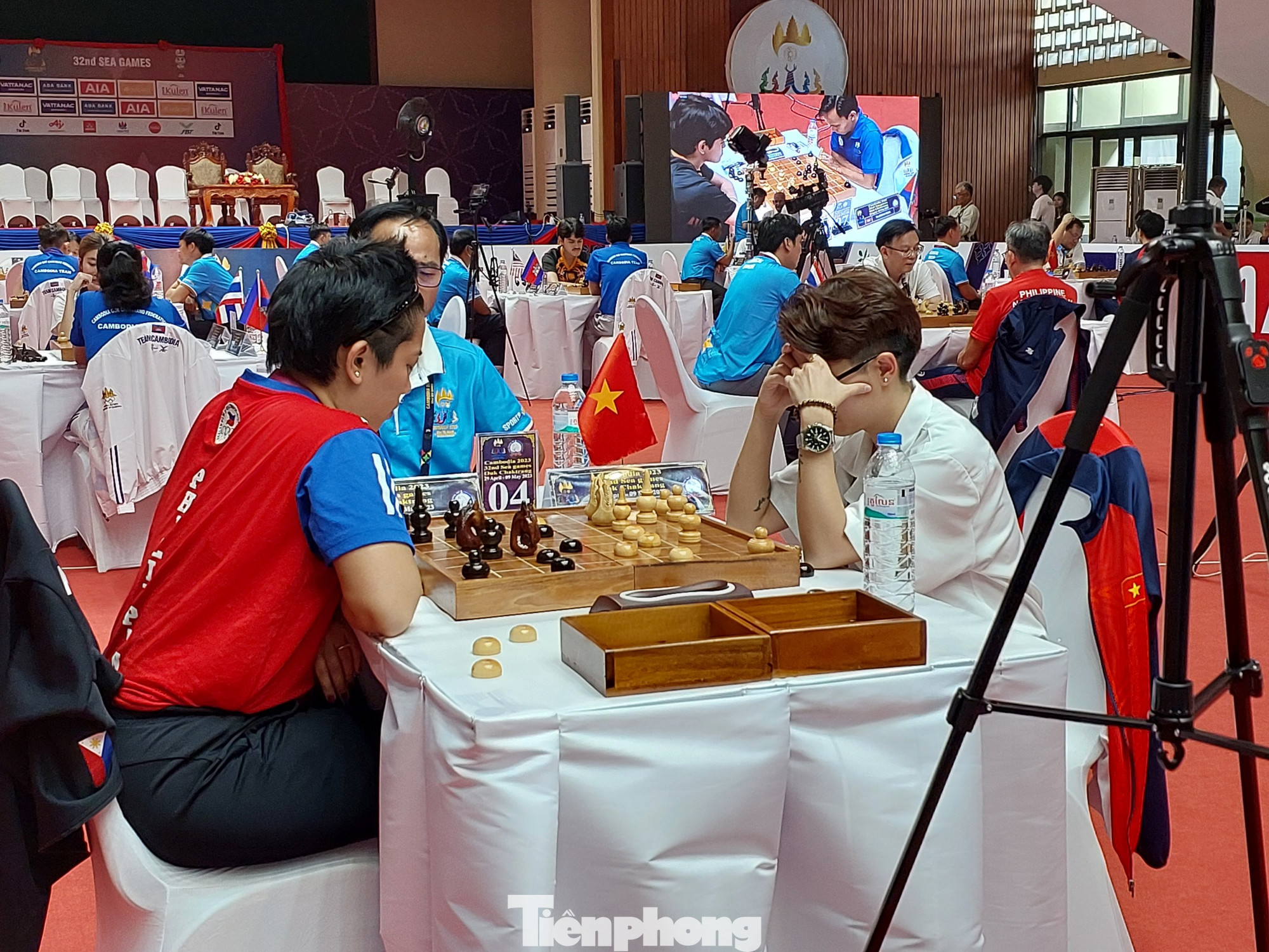 Chỉ còn vài phút để Hồng Ân và Phương Thảo giành tấm huy chương Vàng đầu tiên.