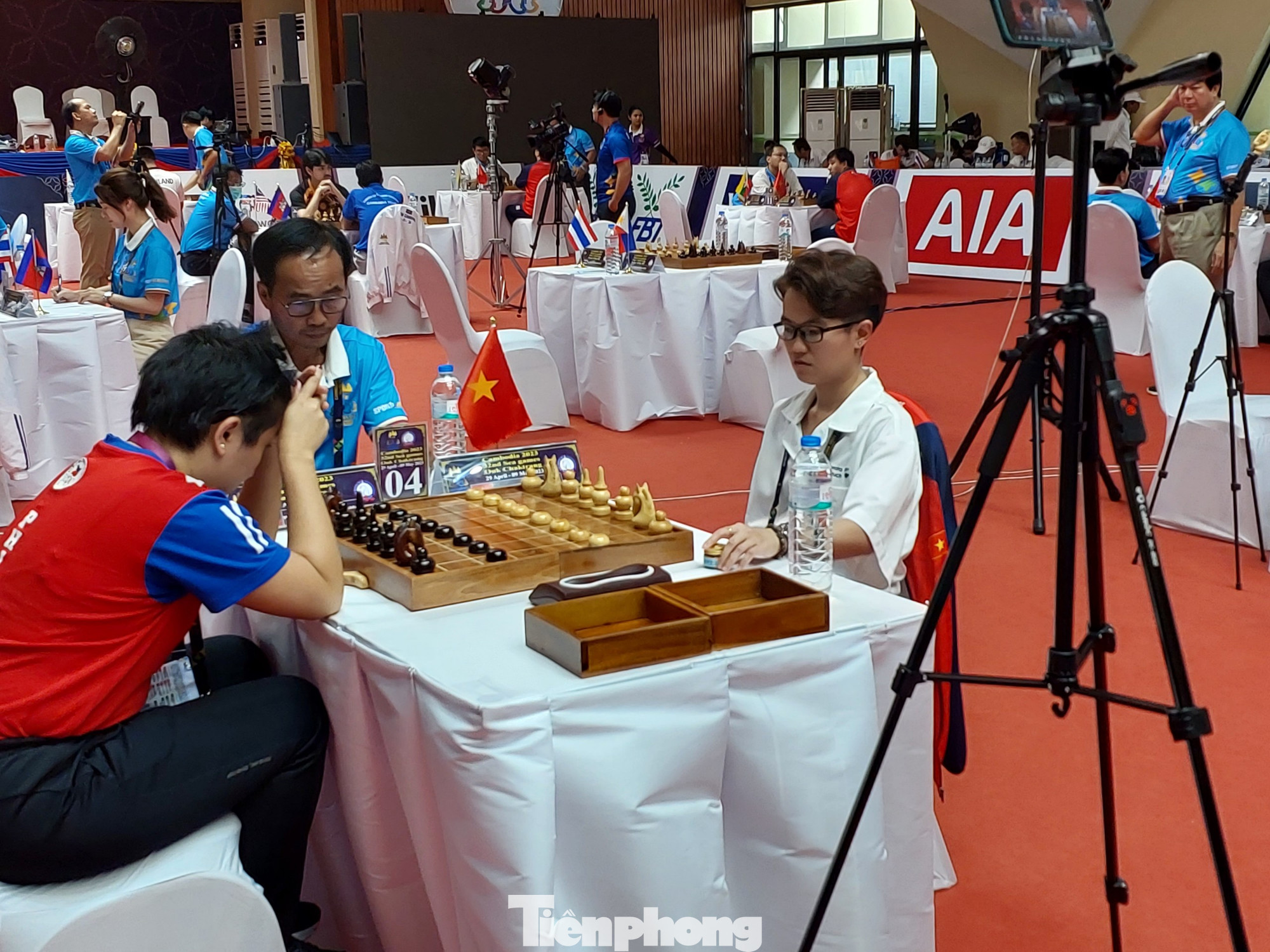 Sự đối nghịch giữa hai kỳ thủ cũng được nhìn thấy ở bàn đấu của Hồng Ân. Chiến thắng ở lượt đi mang tới lợi thế lớn cho kỳ thủ Việt Nam, đồng thời tạo áp lực lên đối thủ Philippines.