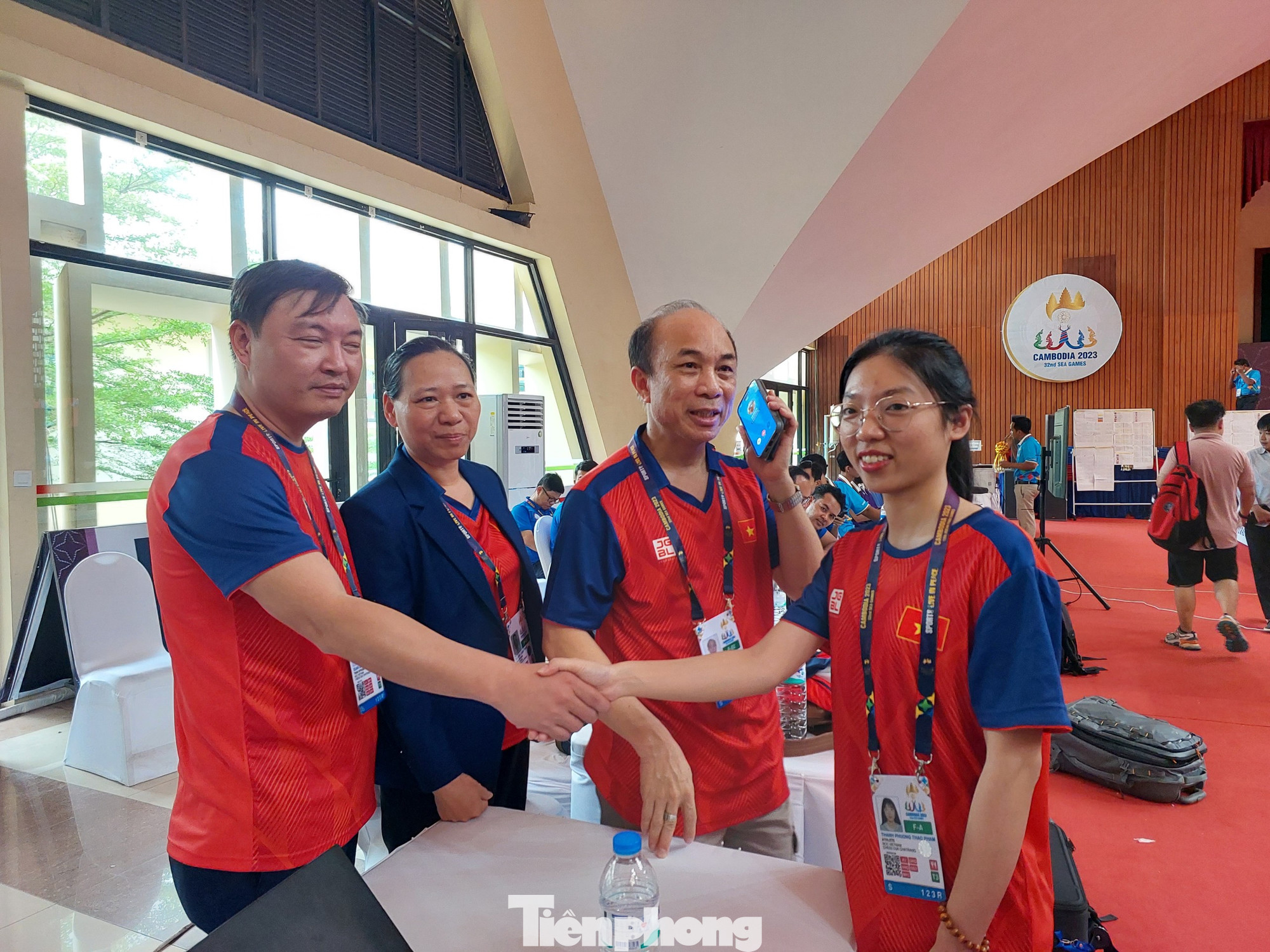 Phương Thảo nhận lời chúc mừng từ Ban huấn luyện ĐT Cờ ốc sau trận lượt về. Cô tiếp tục hòa, kết quả đảm bảo phần thắng cho Việt Nam trước đối thủ cạnh tranh trực tiếp Philippines. Như vậy, ĐT Cờ ốc chắc chắn giành Vàng dù vẫn còn 1 trận chưa đấu.