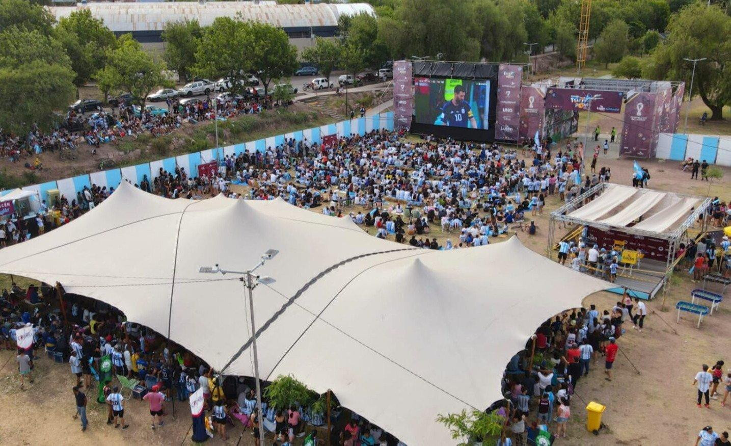 Những nơi khác ở Argentina, khi hàng ngàn người tập trung trước màn hình lớn.