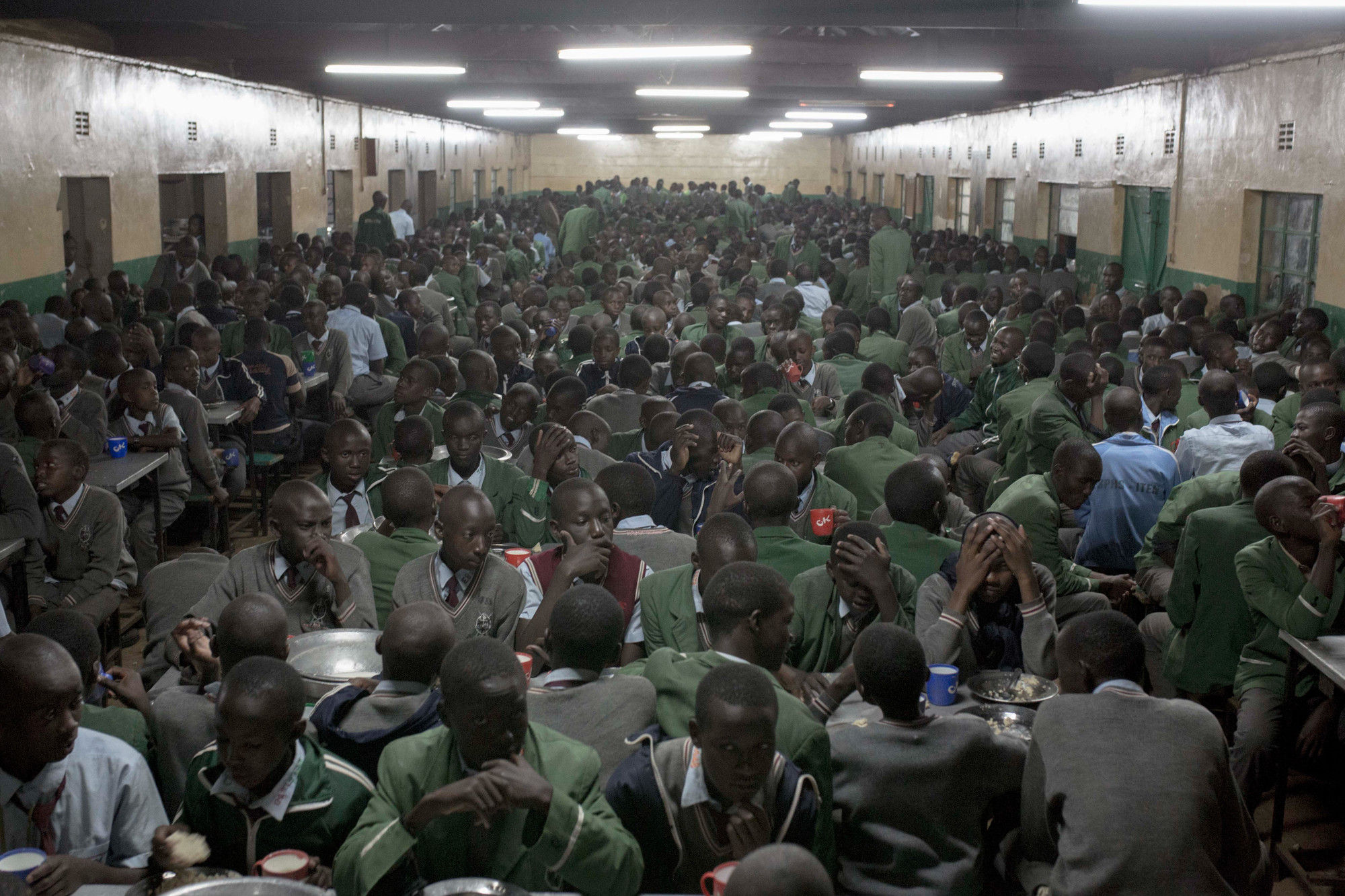 Cornelius Kemboi tập luyện trên đường và quang cảnh phòng ăn tại trường trung học St Patrick. (Ảnh: Tobias Kobborg) Cornelius Kemboi tập luyện trên đường và quang cảnh phòng ăn tại trường trung học St Patrick. (Ảnh: Tobias Kobborg)