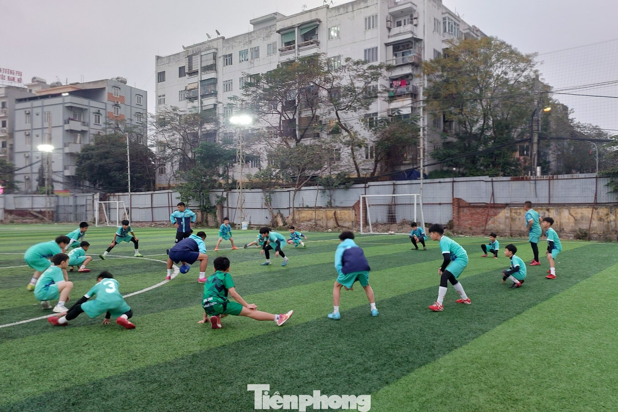 Các cậu bé rất hào hứng khi được hướng dẫn bởi người thầy nổi tiếng. Các cậu bé rất hào hứng khi được hướng dẫn bởi người thầy nổi tiếng.