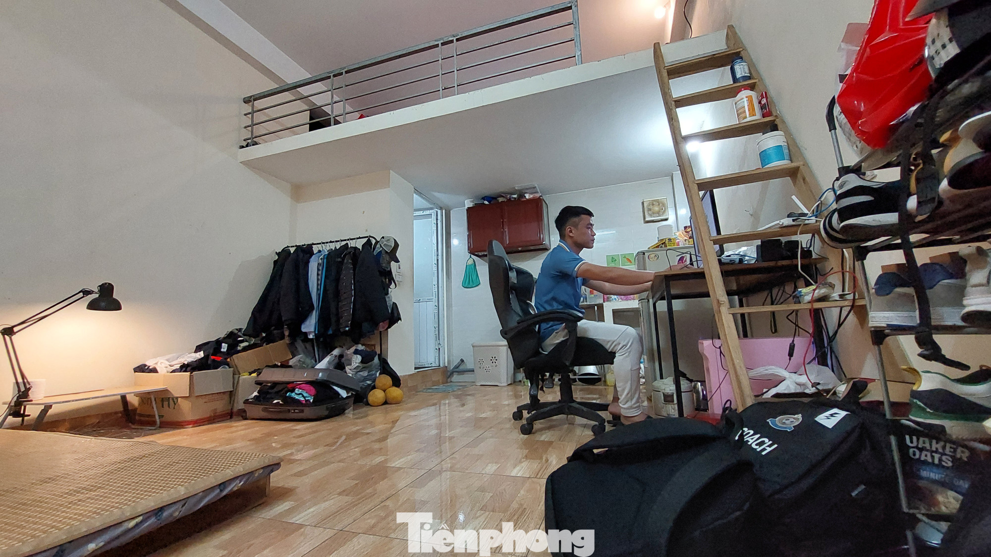 Thái Sung ngồi soạn giáo án trong căn phòng trọ khiêm tốn. Thái Sung ngồi soạn giáo án trong căn phòng trọ khiêm tốn.