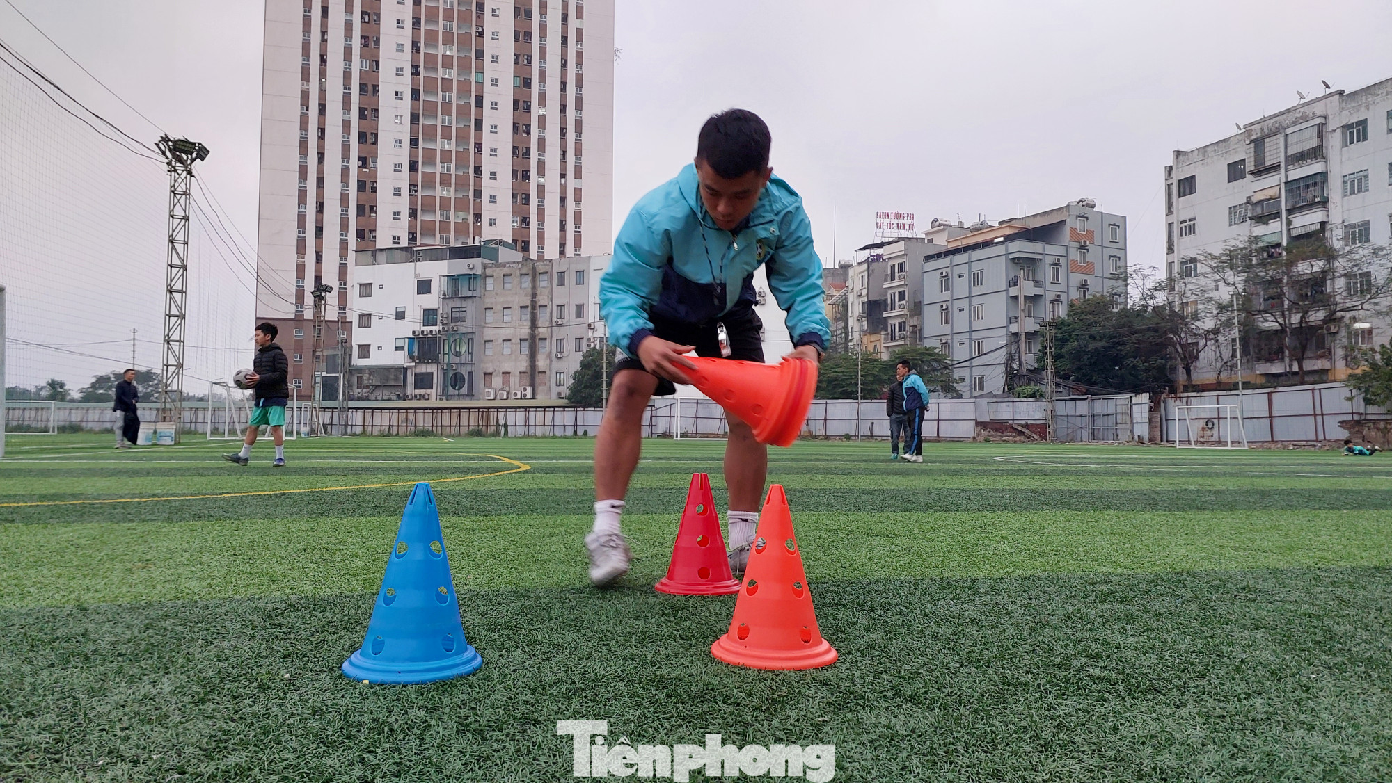 Thái Sung soạn đồ, xếp dụng cụ tập luyện chuẩn bị cho buổi học. Thái Sung soạn đồ, xếp dụng cụ tập luyện chuẩn bị cho buổi học.