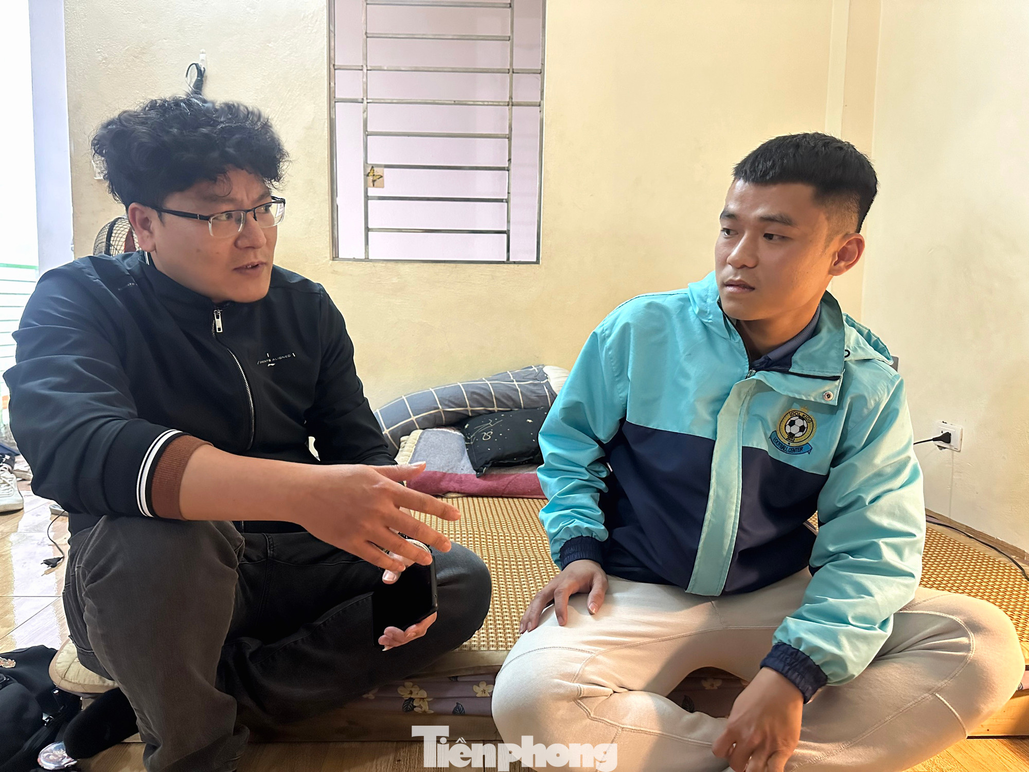 Thái Sung chia sẻ với phóng viên báo Tiền Phong, đồng thời giới thiệu công việc trong một ngày, từ nấu nướng đến soạn giáo án. Thái Sung chia sẻ với phóng viên báo Tiền Phong, đồng thời giới thiệu công việc trong một ngày, từ nấu nướng đến soạn giáo án.