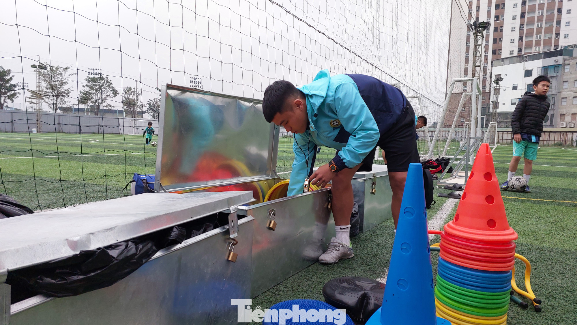 Thái Sung soạn đồ, xếp dụng cụ tập luyện chuẩn bị cho buổi học. Thái Sung soạn đồ, xếp dụng cụ tập luyện chuẩn bị cho buổi học.