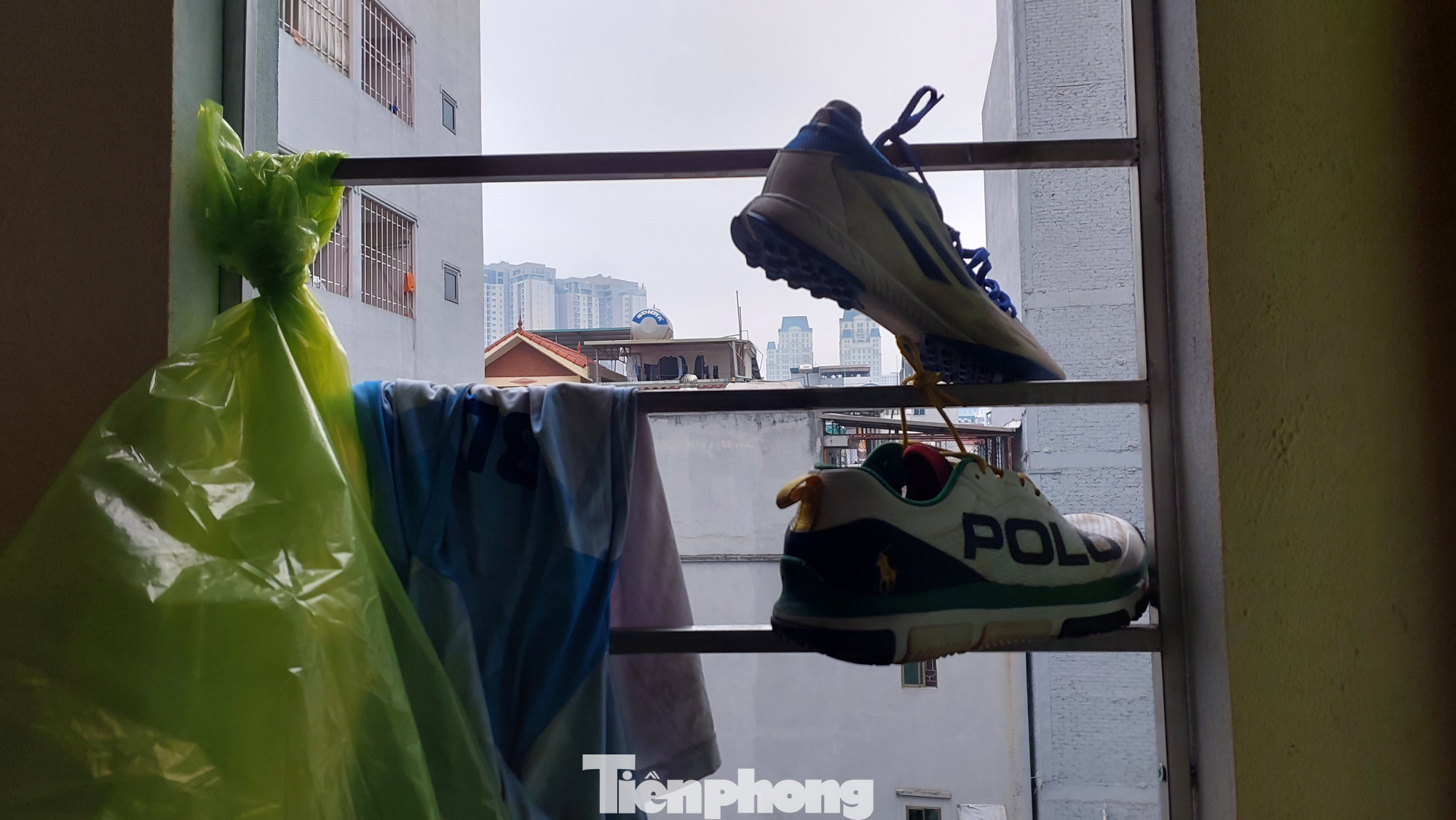 Đôi giày bóng đá phơi trước cửa phòng trọ, thứ mà Thái Sung gắn bó từ khi còn nhỏ. Đôi giày bóng đá phơi trước cửa phòng trọ, thứ mà Thái Sung gắn bó từ khi còn nhỏ.