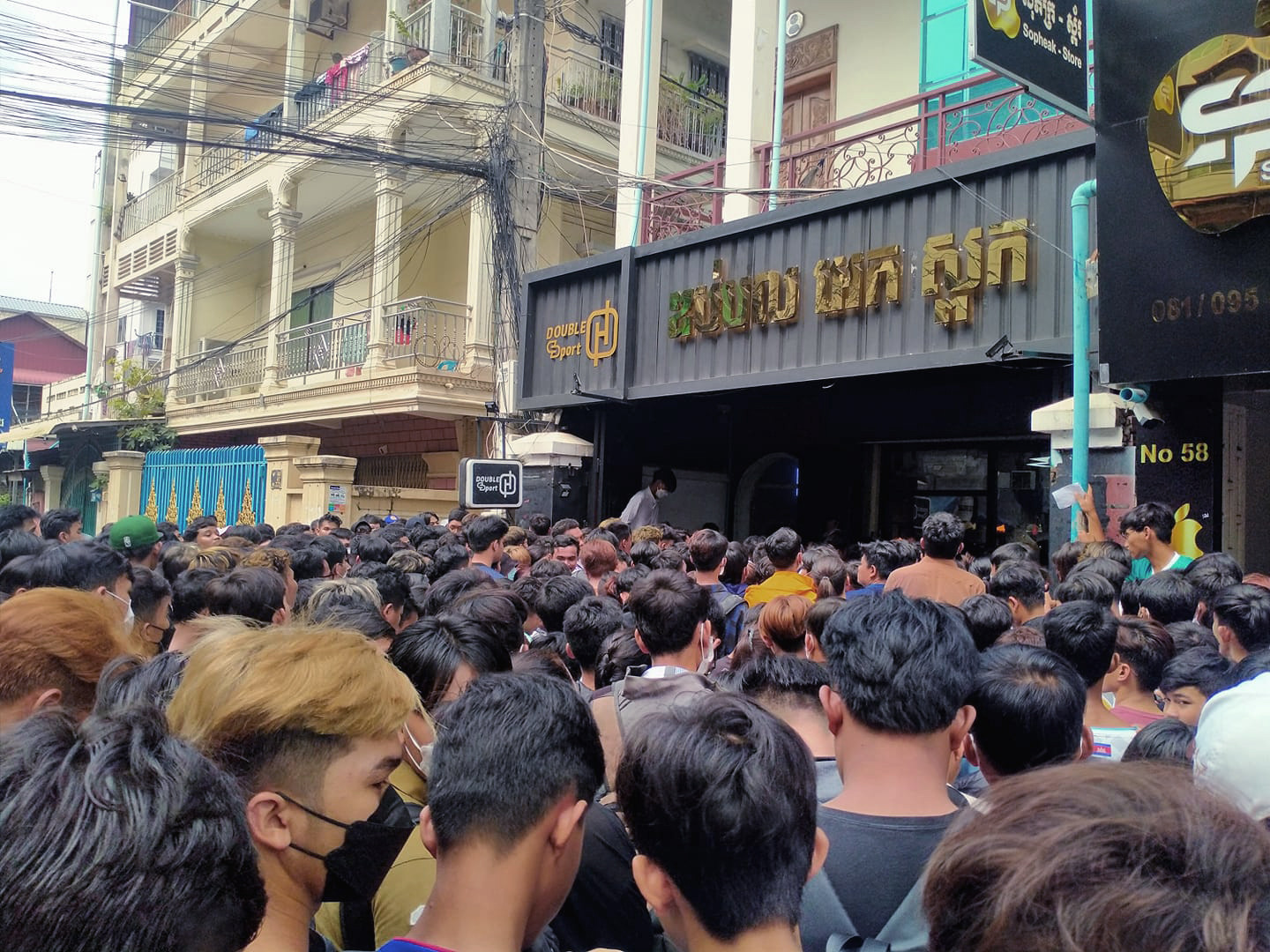 Điều tương tự cũng diễn ra ở điểm phát vé Double H Sport. Điều tương tự cũng diễn ra ở điểm phát vé Double H Sport.