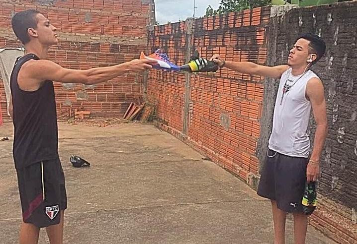 Antony cùng anh trai khi còn ở Brazil. (Ảnh: Ajax) Antony cùng anh trai khi còn ở Brazil. (Ảnh: Ajax)