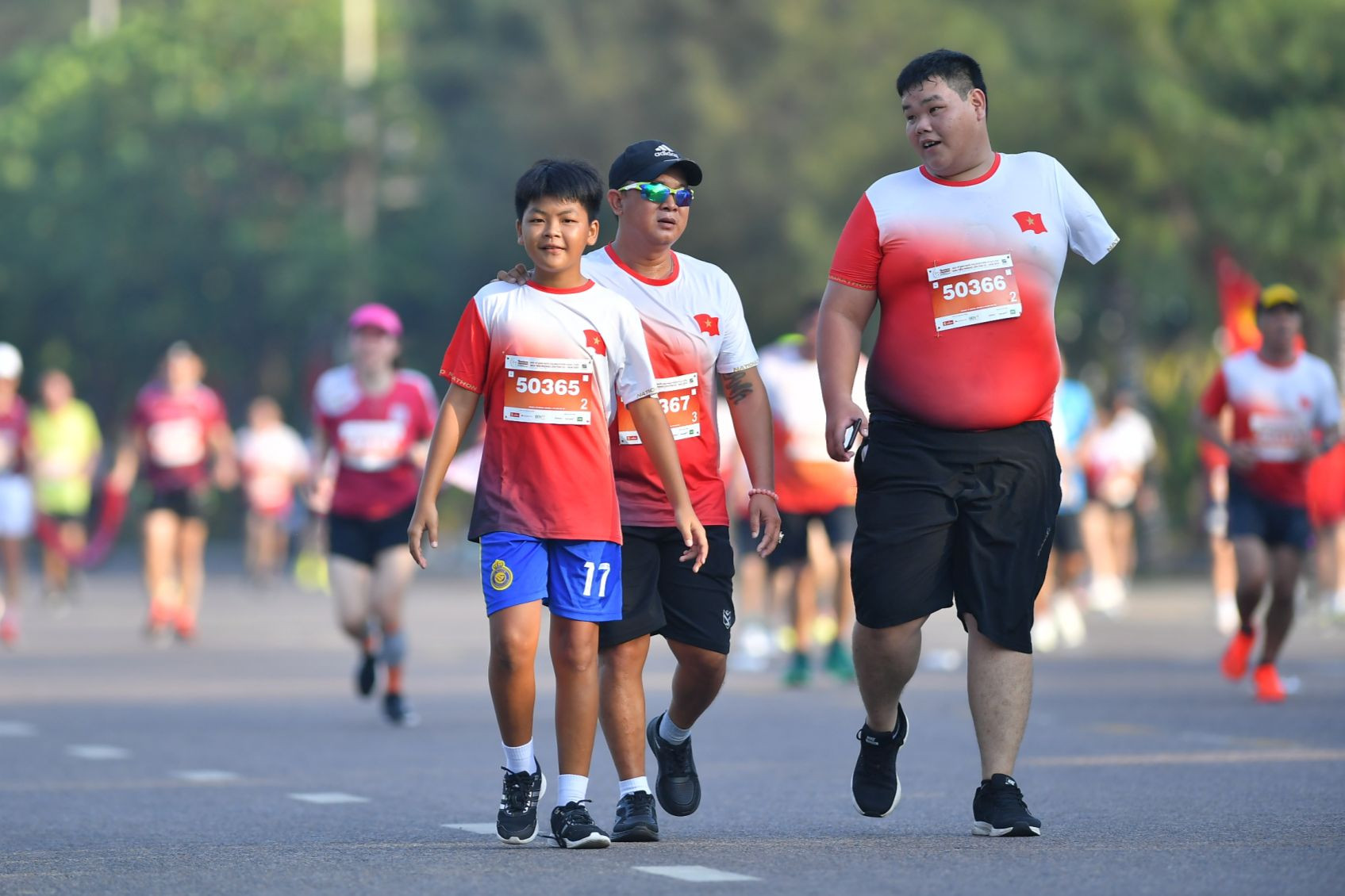 Ba người, Phan Văn Sanh, Phan Tấn Minh Tâm và Nguyễn Hoàng Phúc trên cung đường Phú Yên.