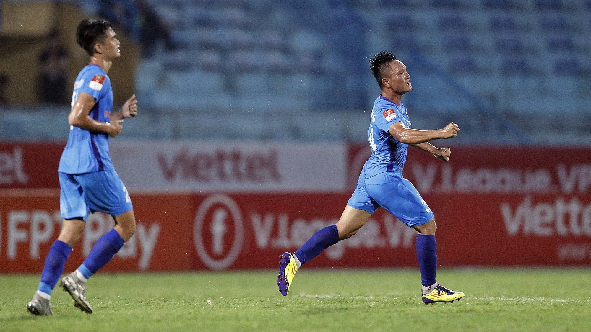 Quang Hùng không thể kìm nén cảm xúc khi ghi bàn ở trận đầu ra sân trong màu áo Bình Dương. Ảnh Mạnh Thắng-Quyết Thắng