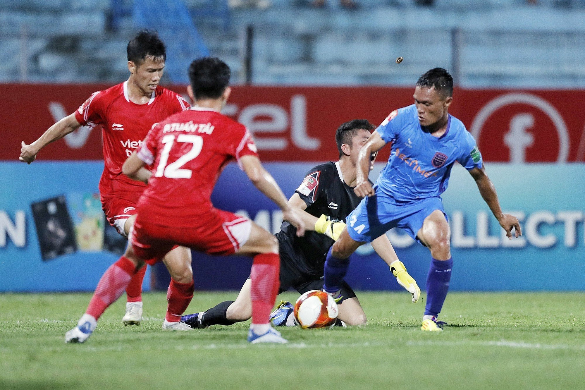 Quang Hùng trong trận đấu với Viettel, trận tái xuất sân cỏ V-League sau 9 năm. (Ảnh: Mạnh Thắng)