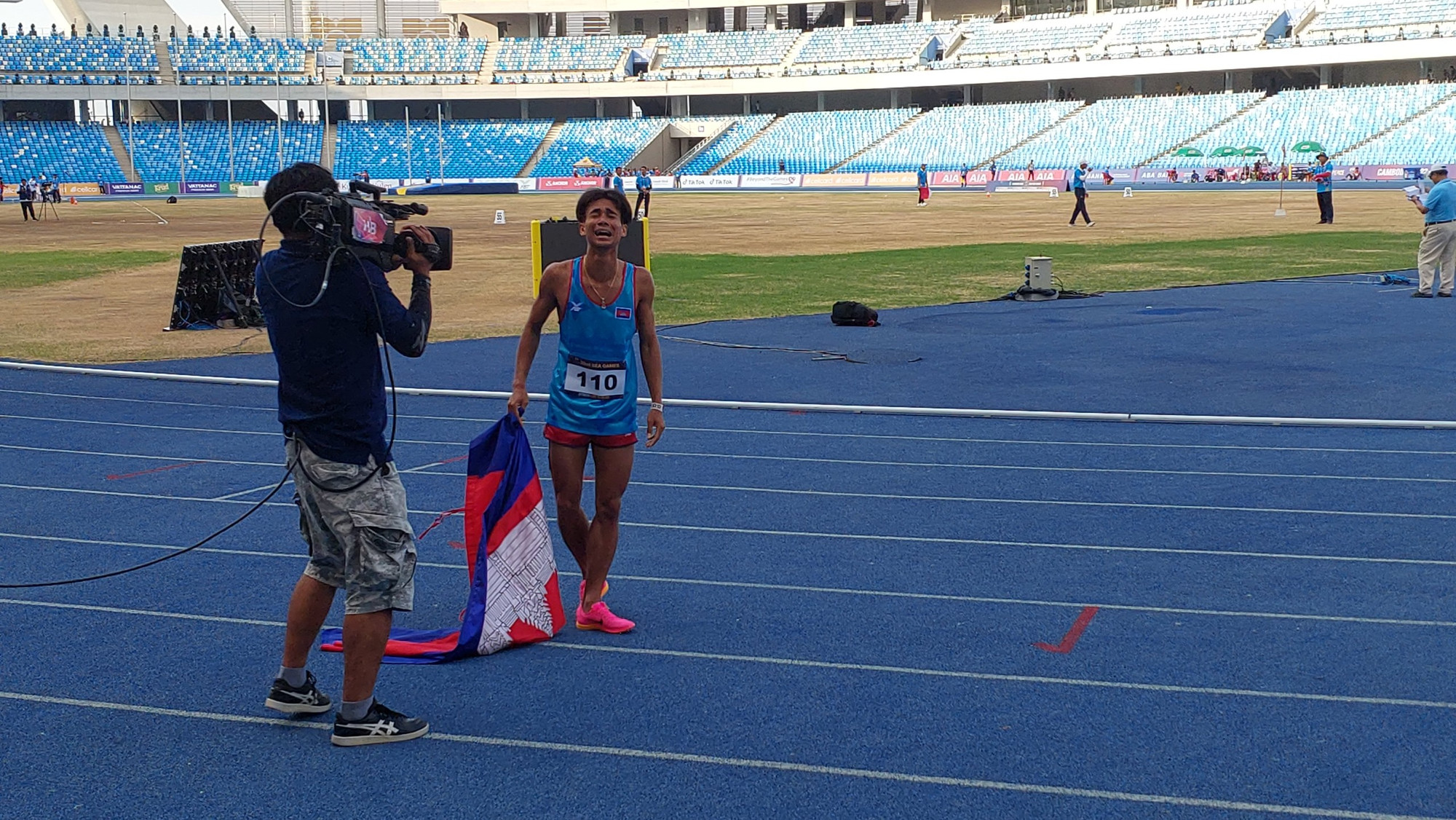 Chhun khóc trên đường pitch Morodok Techo.