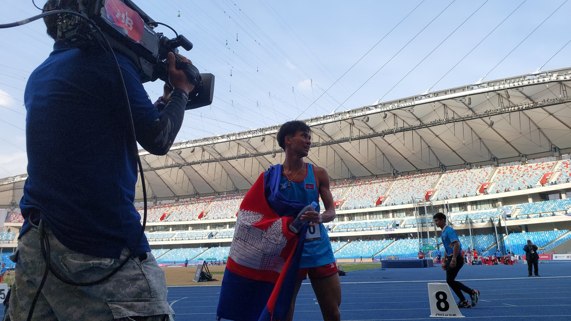 Phải mất rất lâu Chhun mới bình tâm lại, rồi khóc thêm lần nữa.