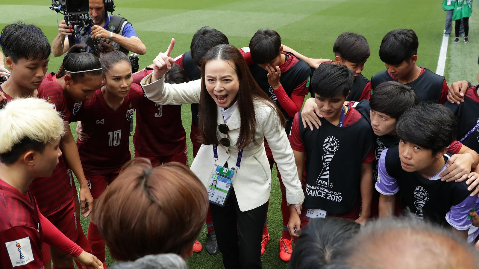 Sự khích lệ của Madam Pang khiến tinh thần các nữ cầu thủ Thái luôn sục sôi.