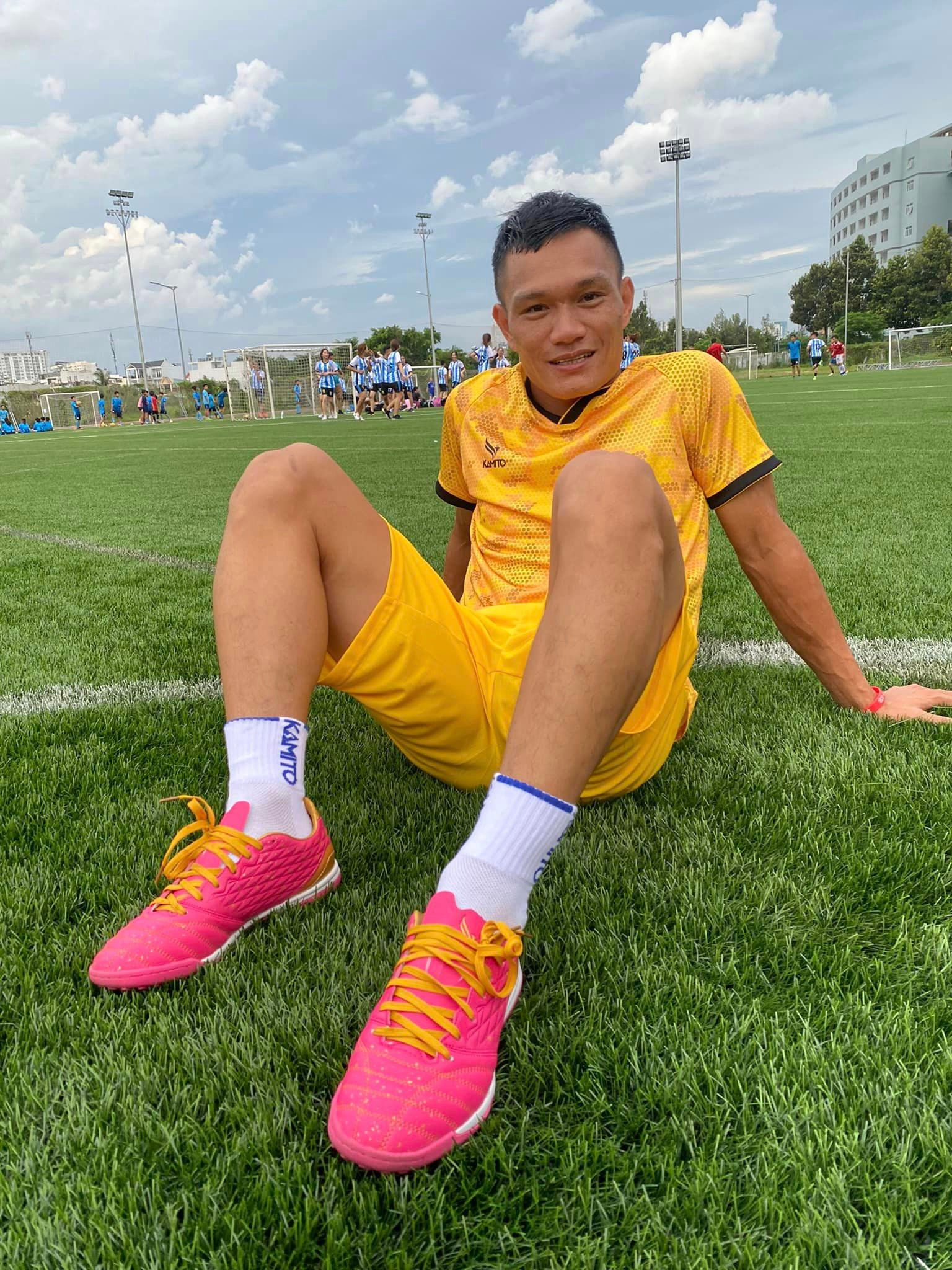 Trong nhiều năm, tình yêu bóng đá vẫn luôn cháy trong Quang Hùng.