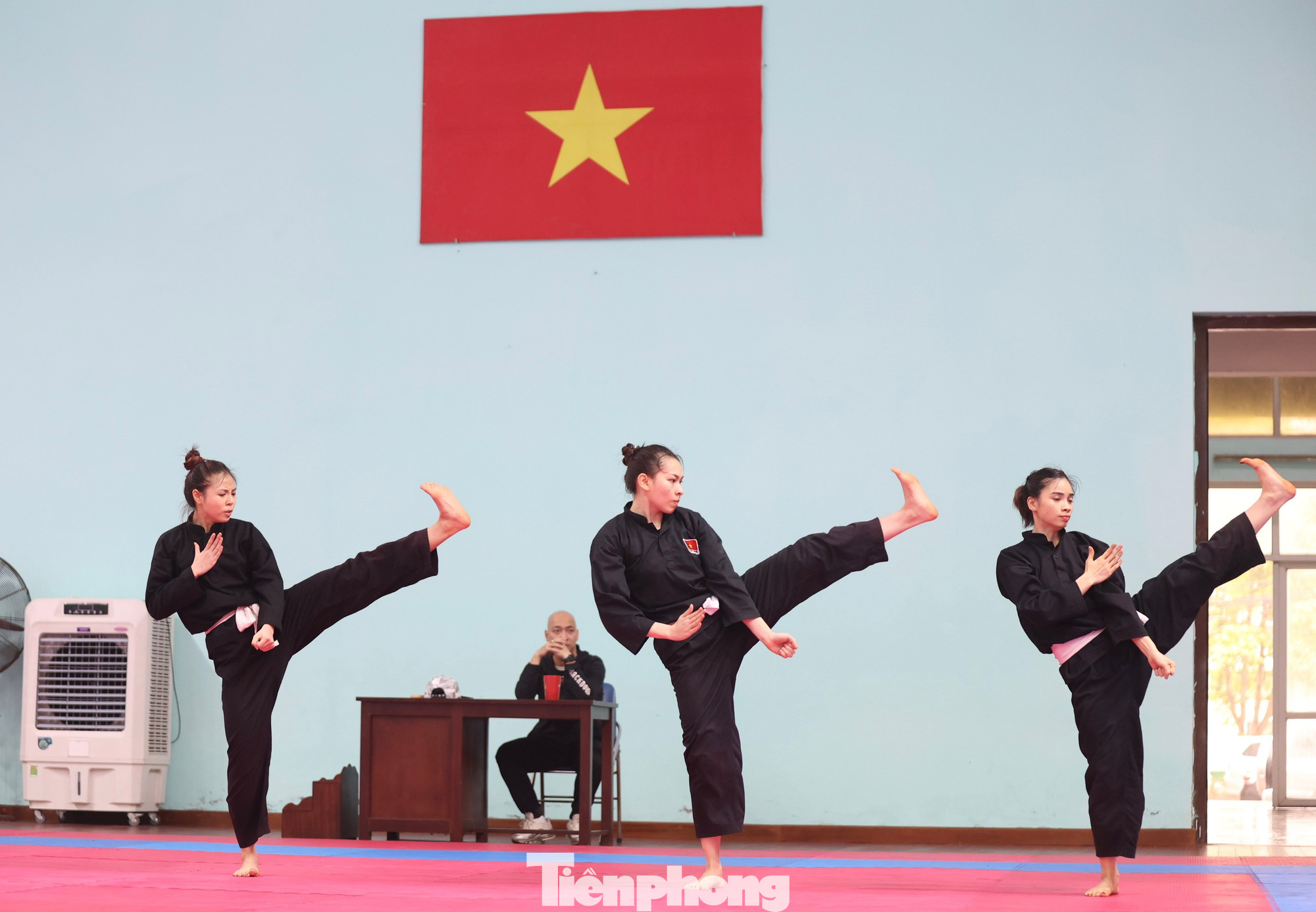 Đội tuyển Pencak silat Việt Nam tranh tài ở SEA Games 32 gồm 21 VĐV đối kháng, 9 VĐV quyền, thi đấu ở 13 nội dung đối kháng, 4 nội dung quyền. Đội tuyển Pencak silat Việt Nam tranh tài ở SEA Games 32 gồm 21 VĐV đối kháng, 9 VĐV quyền, thi đấu ở 13 nội dung đối kháng, 4 nội dung quyền.