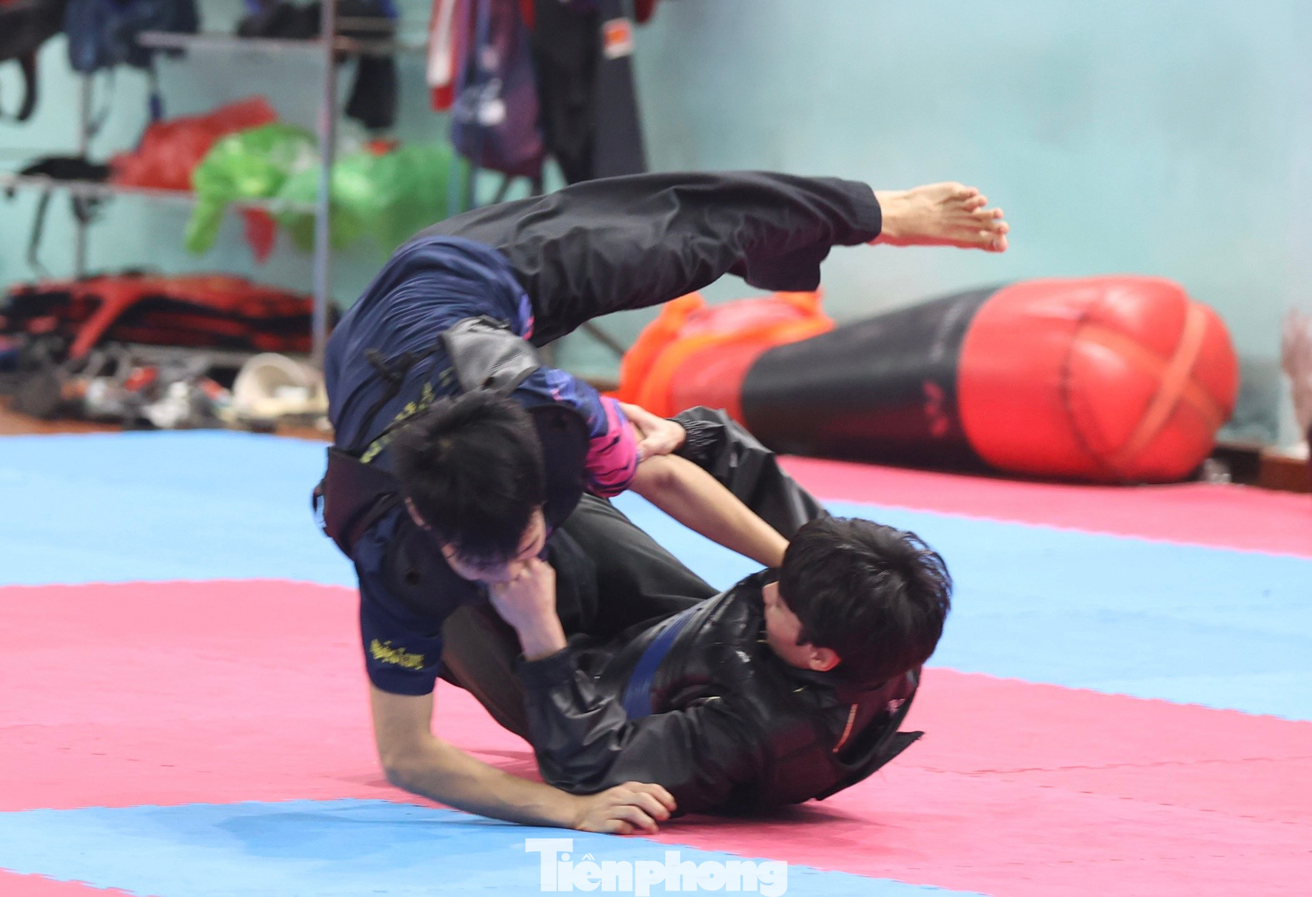 Một trong những thay đổi lớn của luật Pencak Silat là việc chỉ được dùng 1 tay để quật ngã đối thủ. Một trong những thay đổi lớn của luật Pencak Silat là việc chỉ được dùng 1 tay để quật ngã đối thủ.